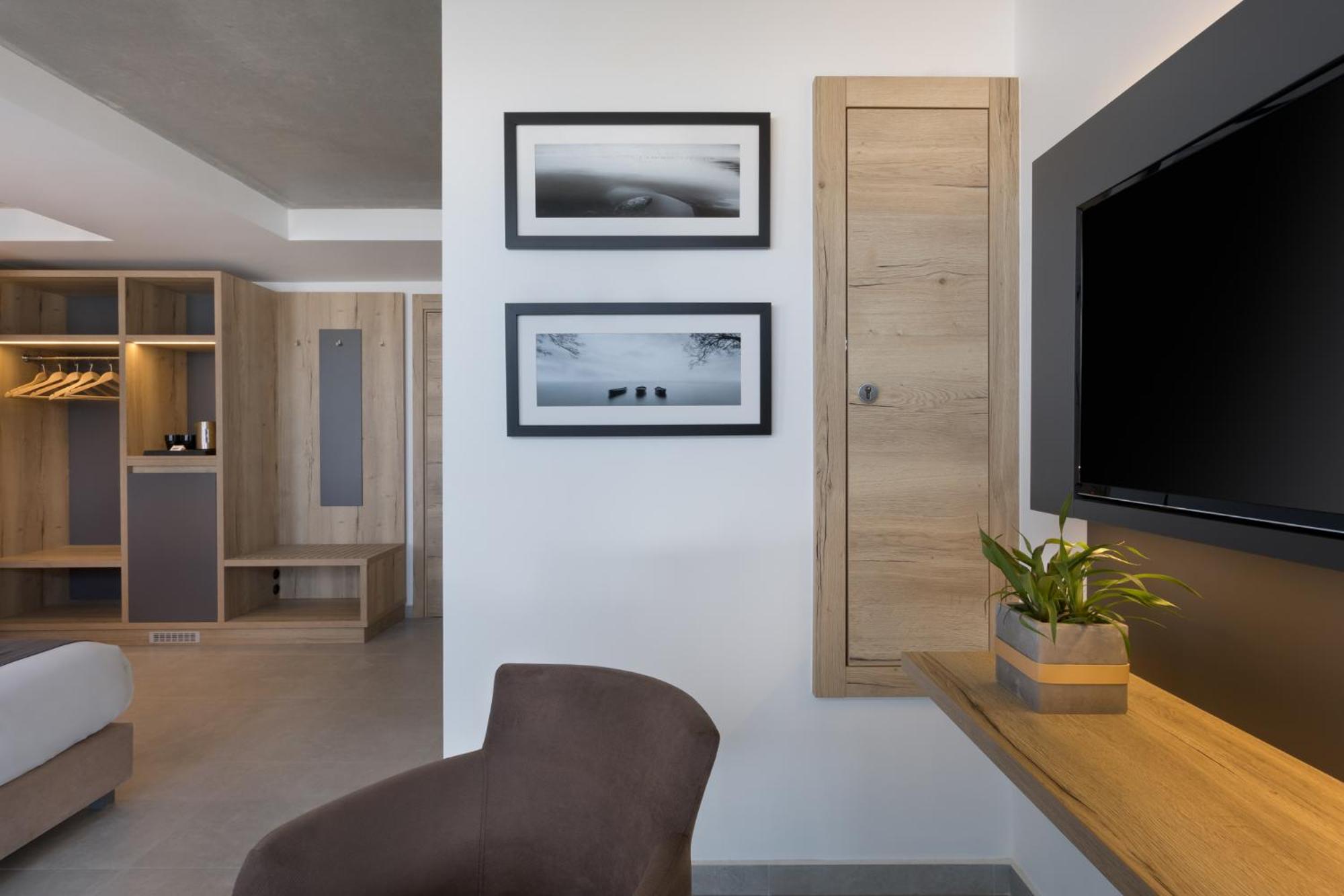 Family Room - Photo 5