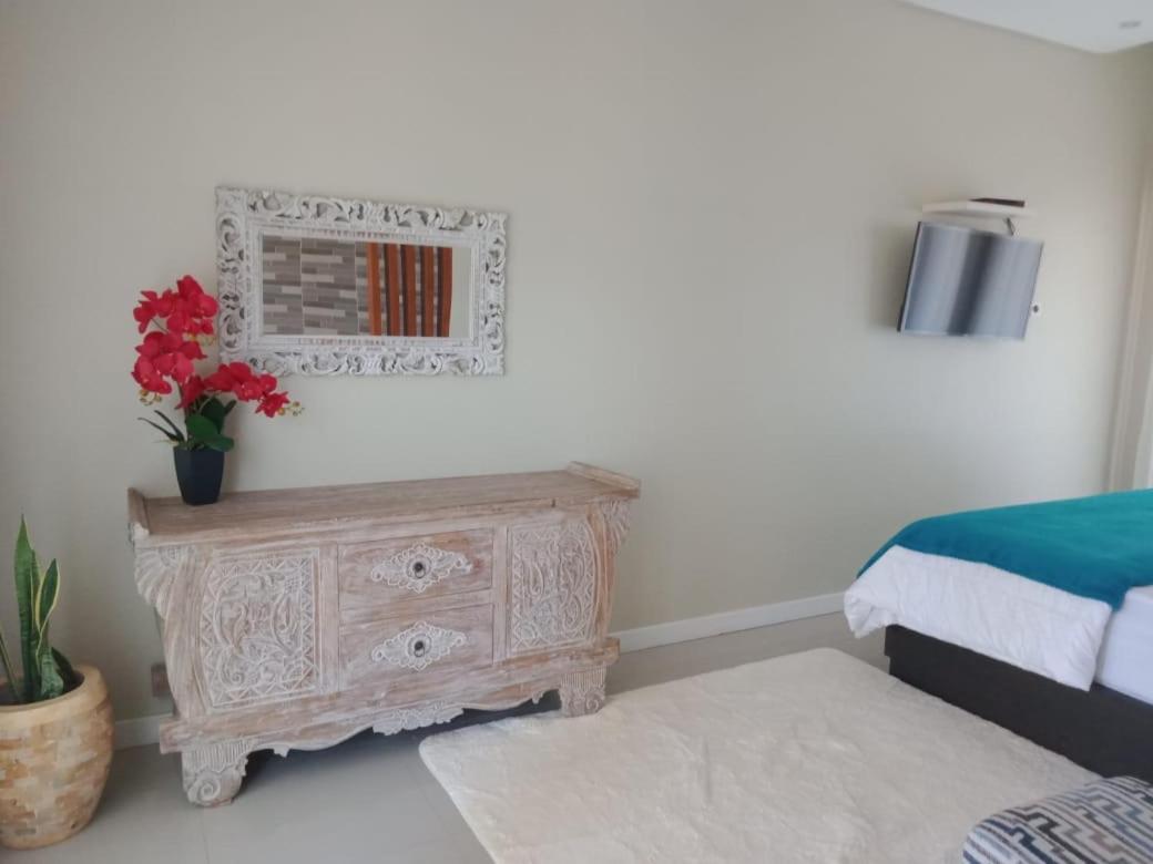 King Room with Lake View - Photo 8