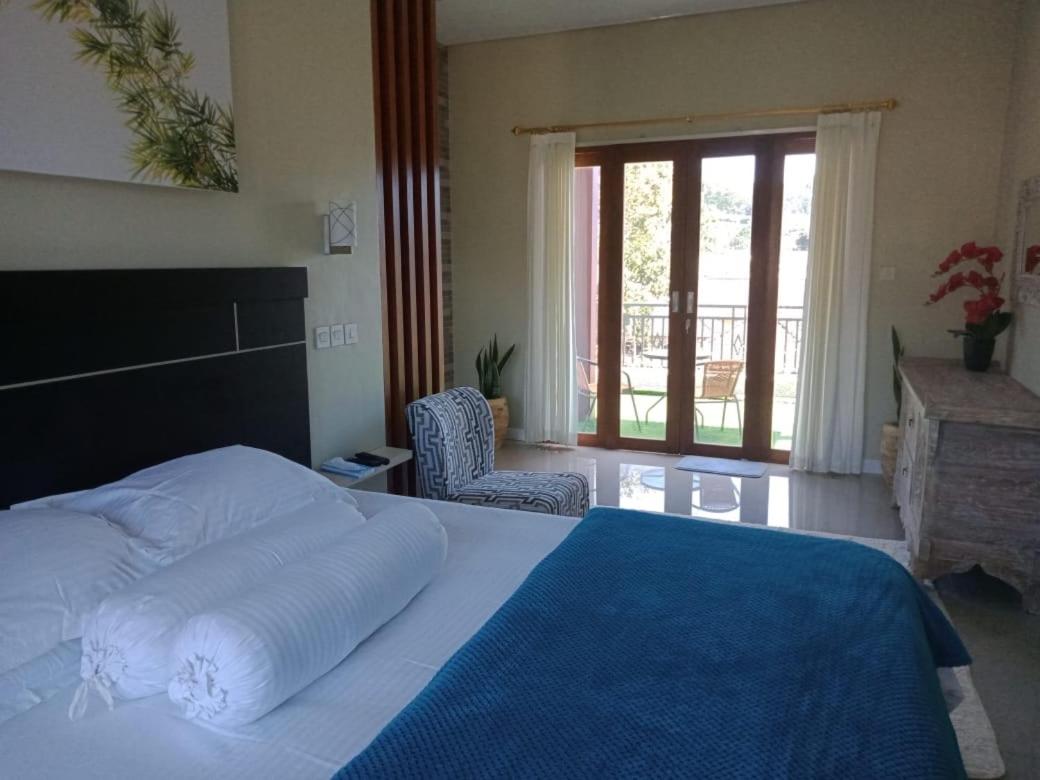 King Room with Lake View - Photo 9