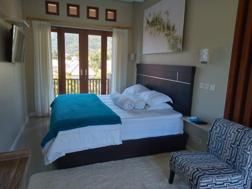 King Room with Lake View - Photo 10