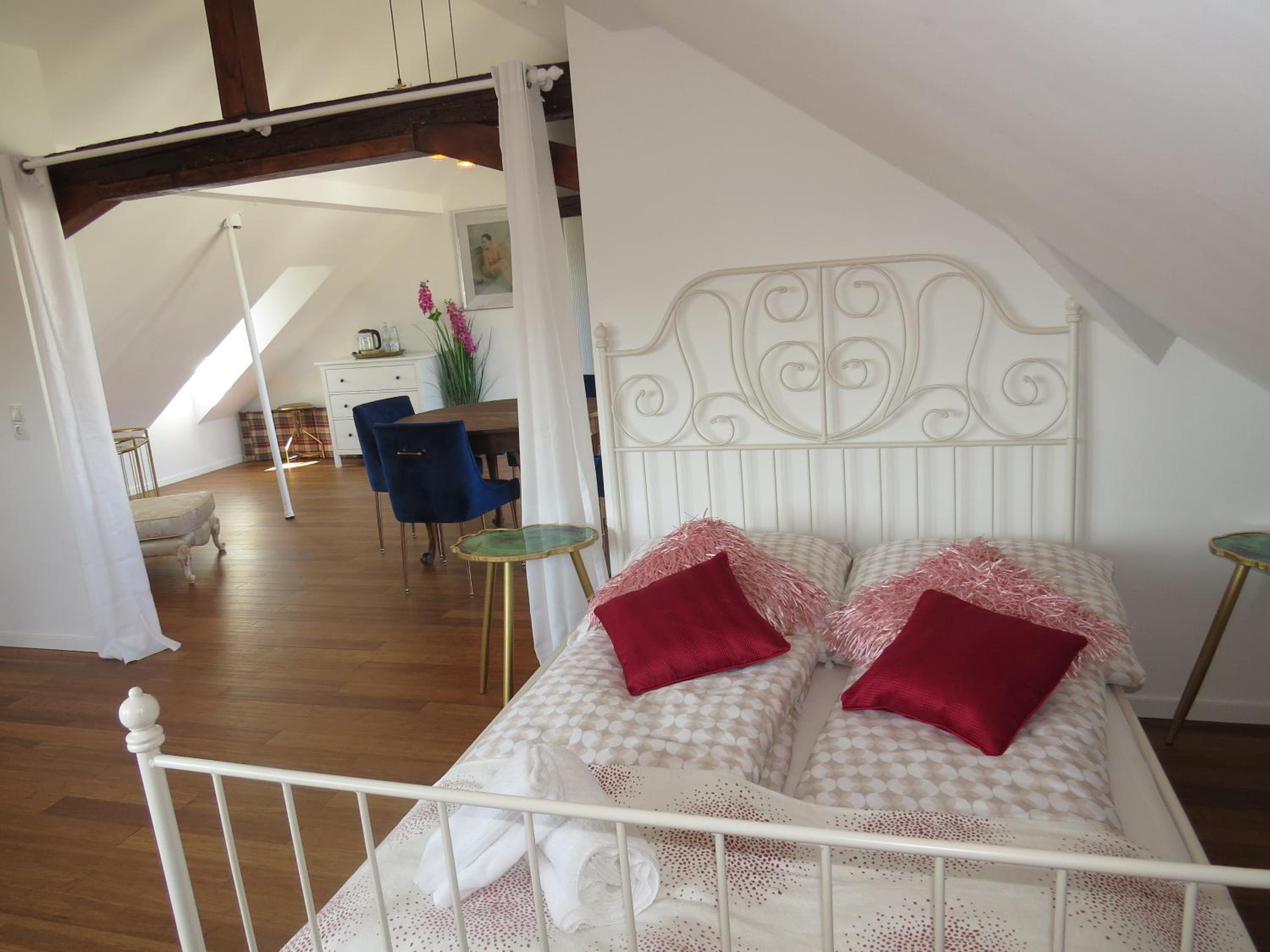 Suite - Photo 1