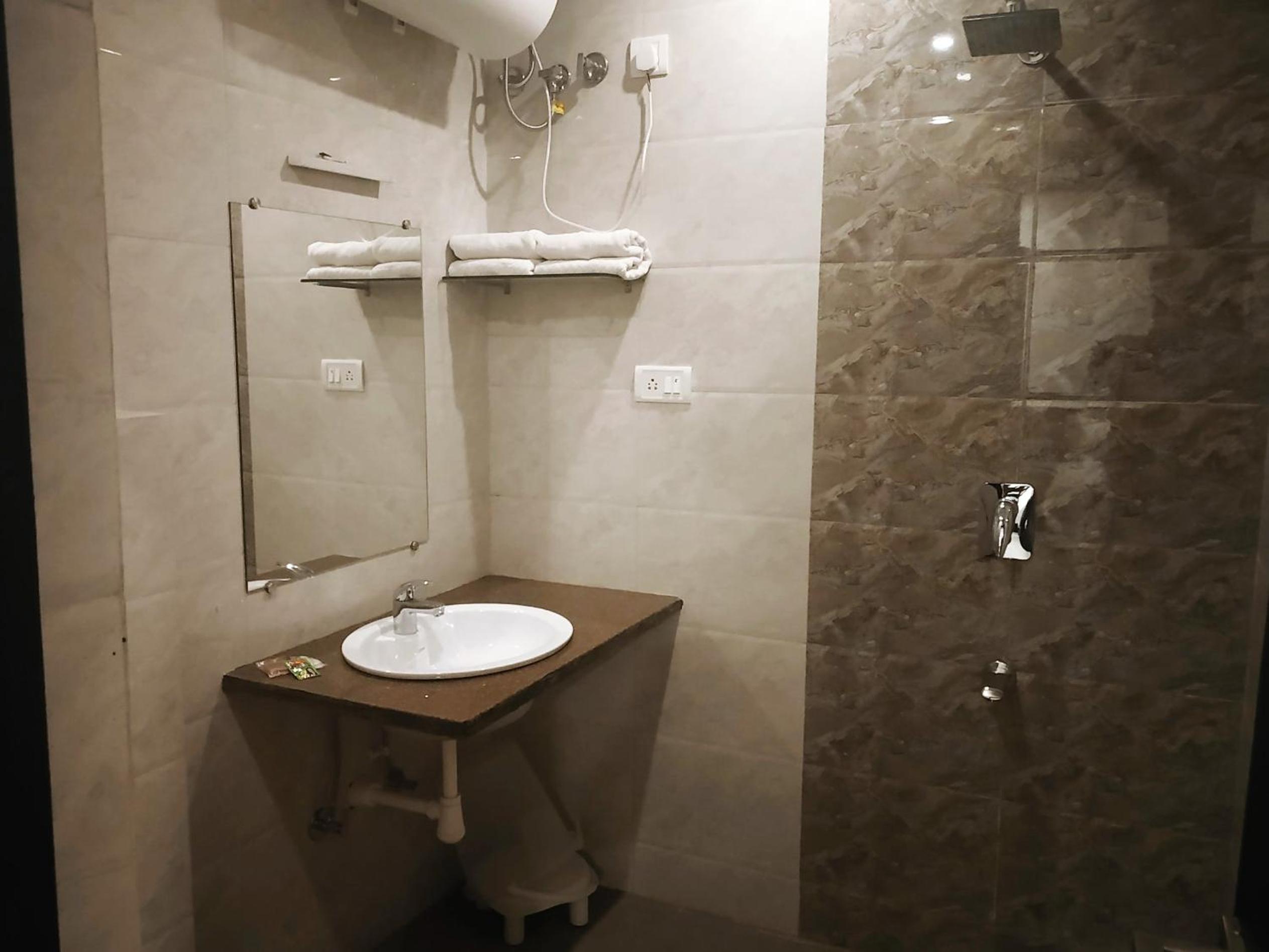 Deluxe Room - Photo 5