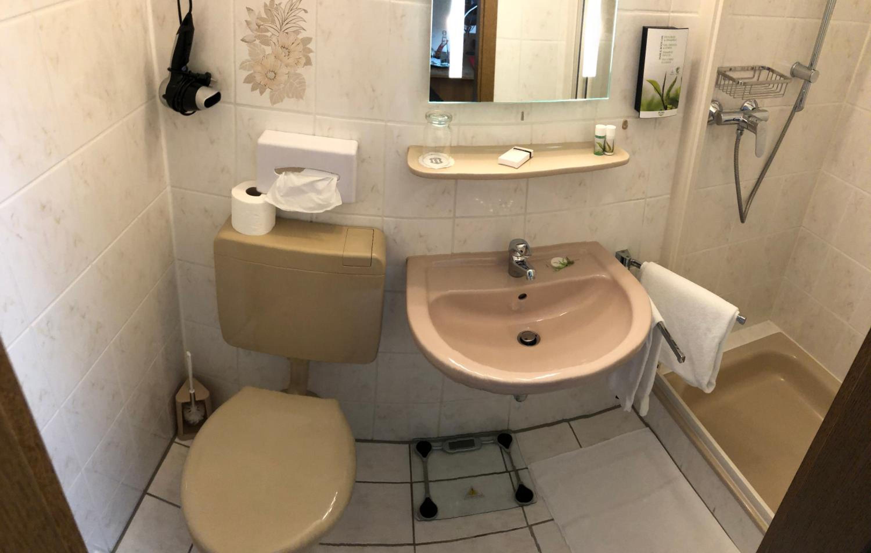 Small Single Room photo 3