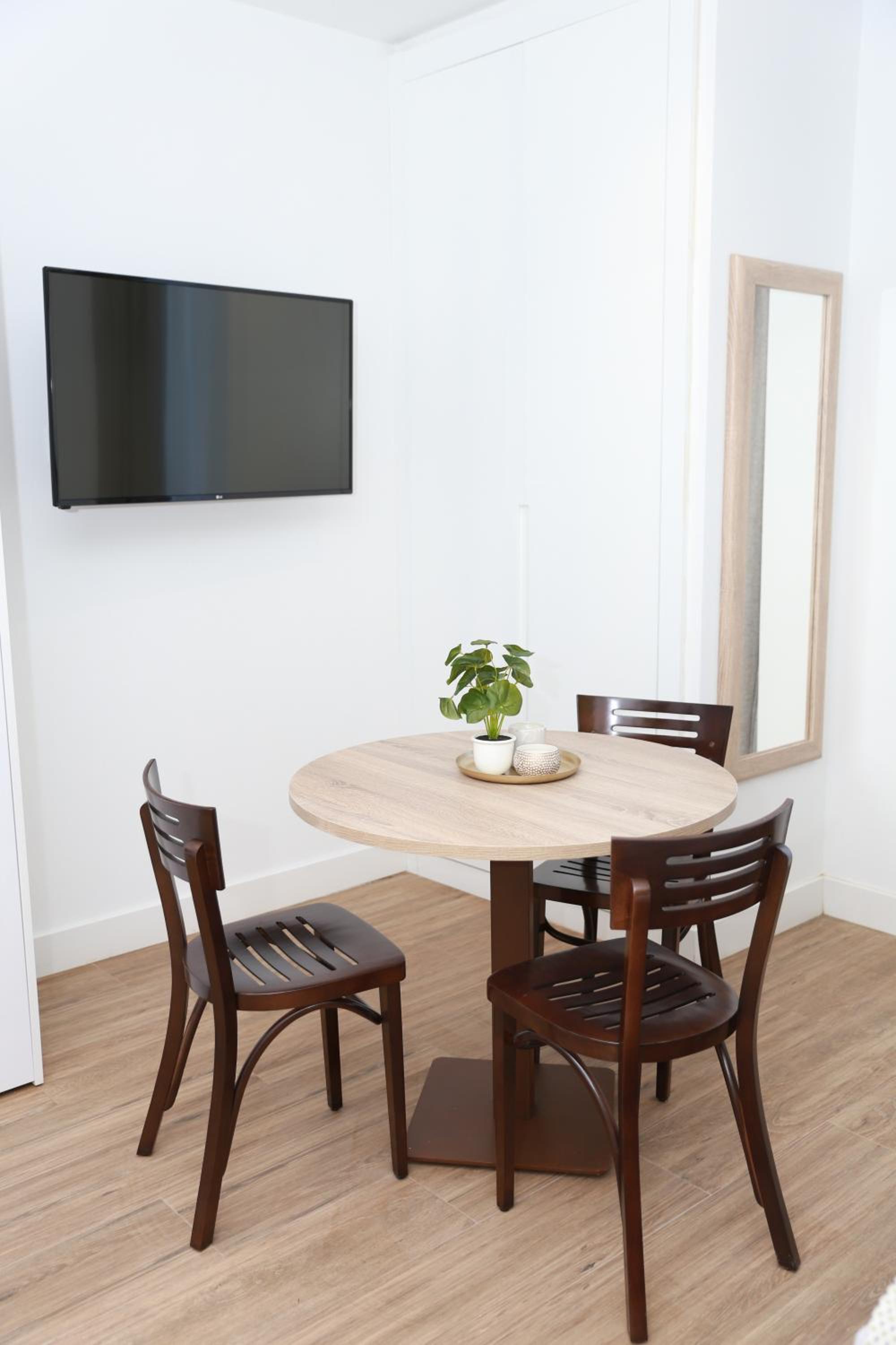 Studio with Balcony - Photo 2