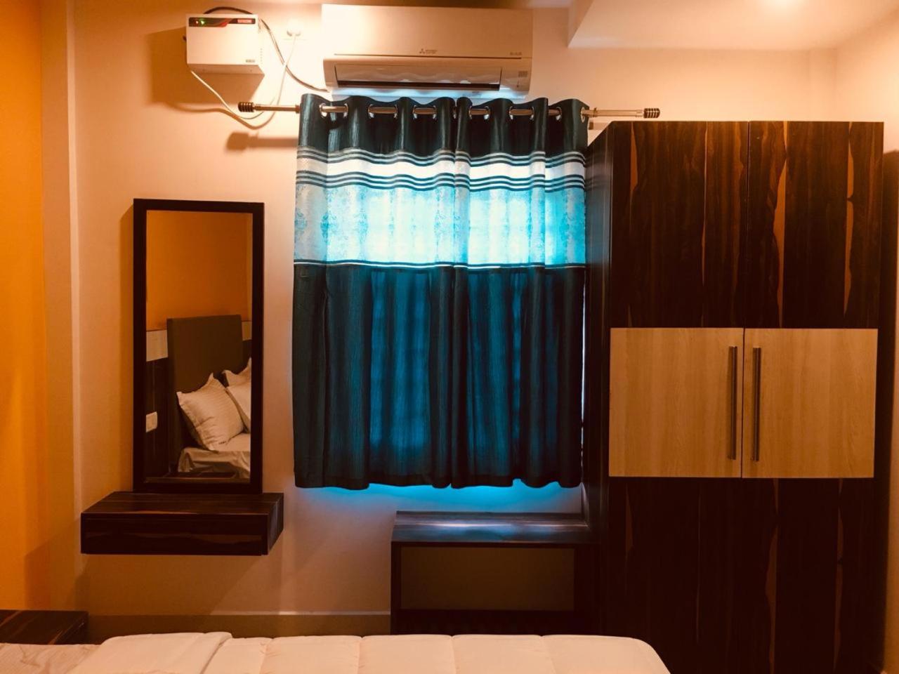 King Room with Balcony - Photo 20