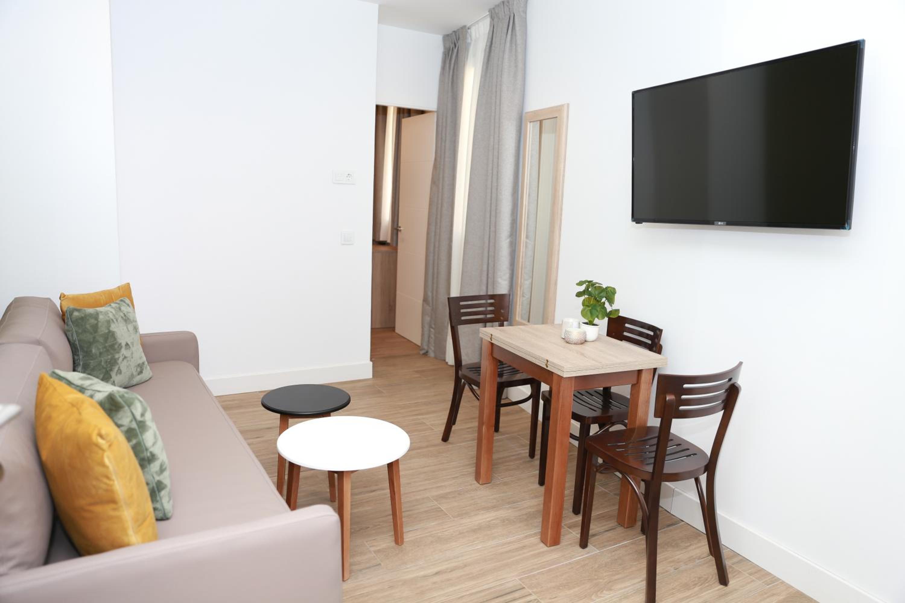 One-Bedroom Apartment - Photo 2