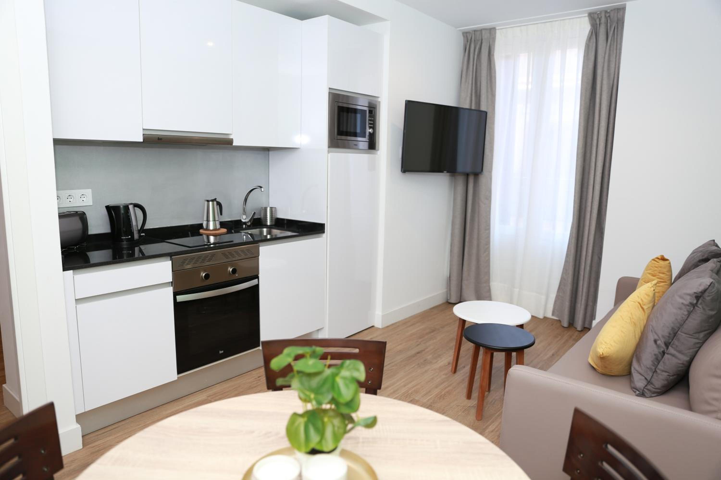 Apartment with Balcony - Photo 4