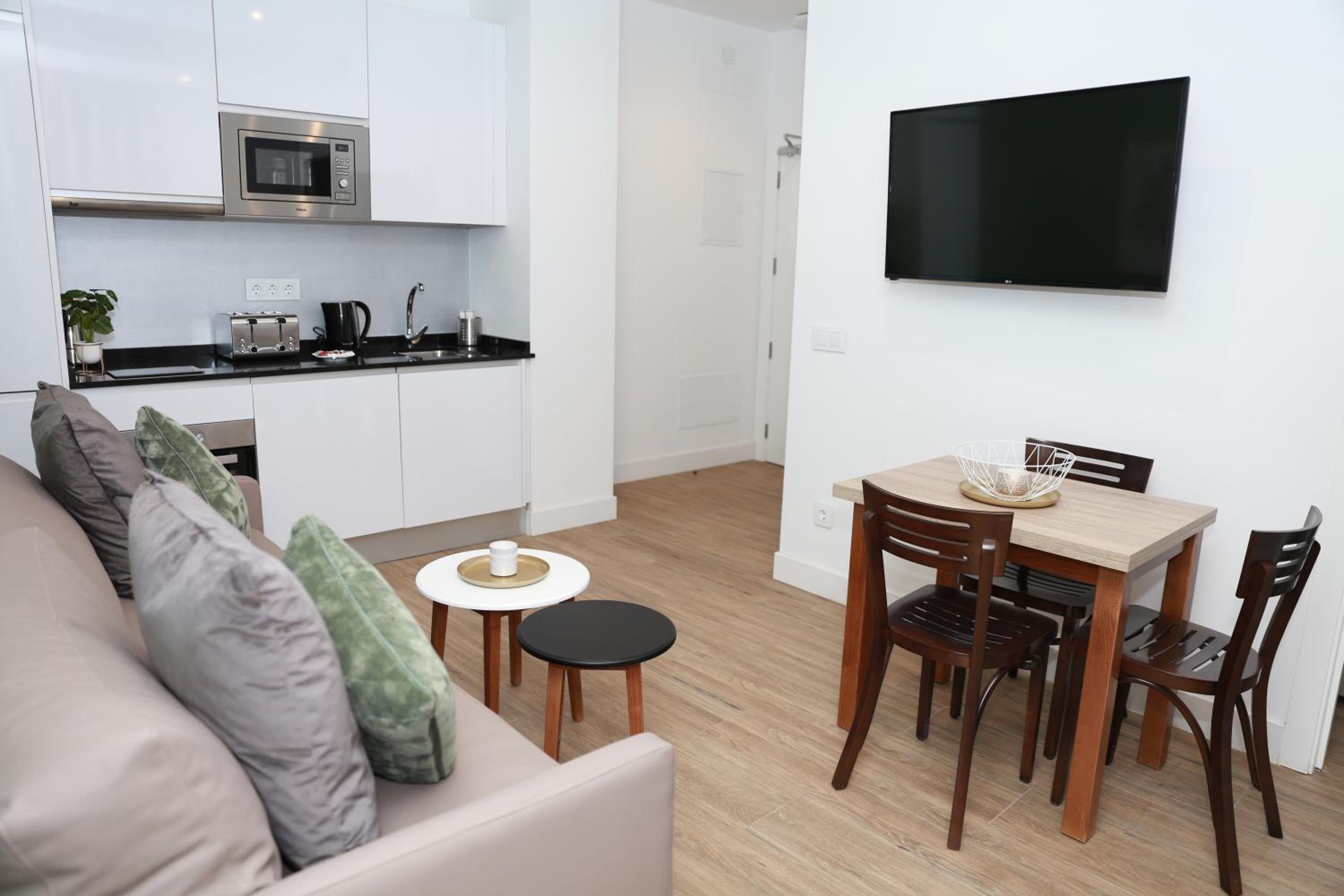 Penthouse Apartment - Photo 5
