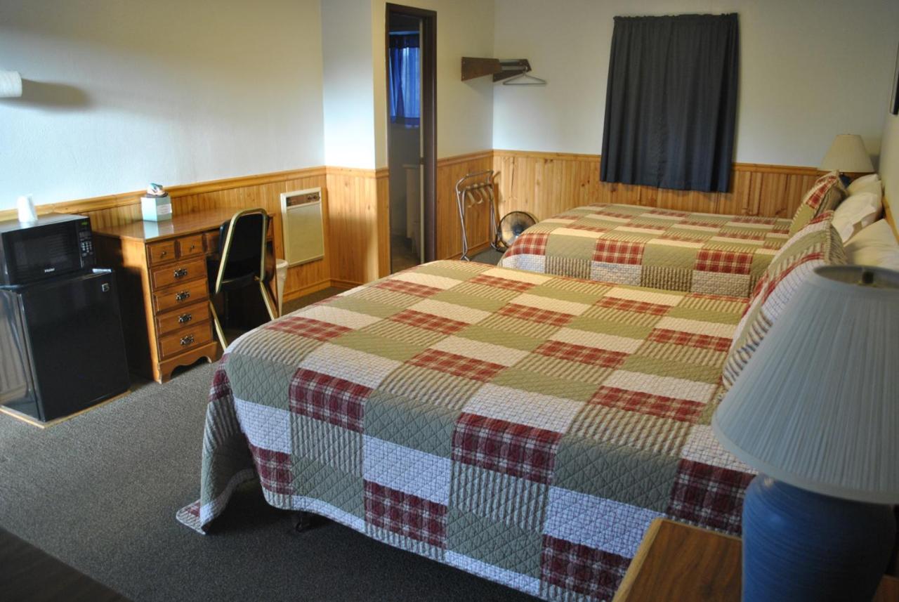 Standard Queen Room with Two Queen Beds photo 3