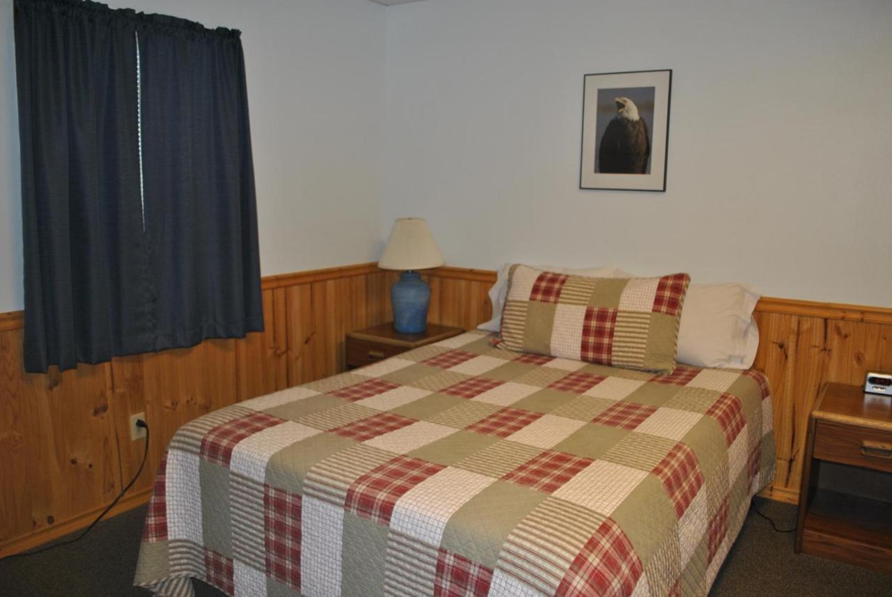 Standard Queen Room with Two Queen Beds photo 2