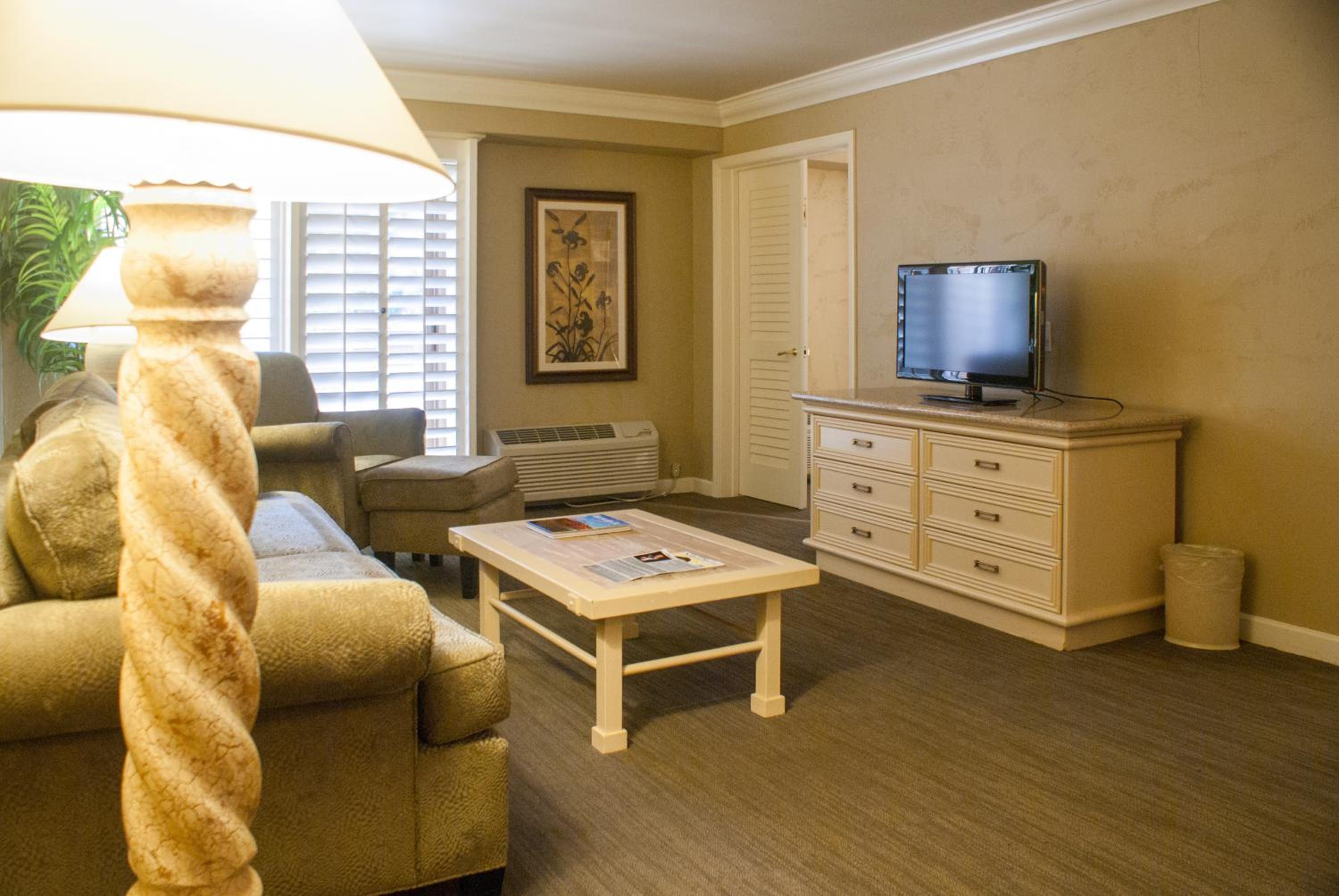 One-Bedroom King Suite - Photo 3