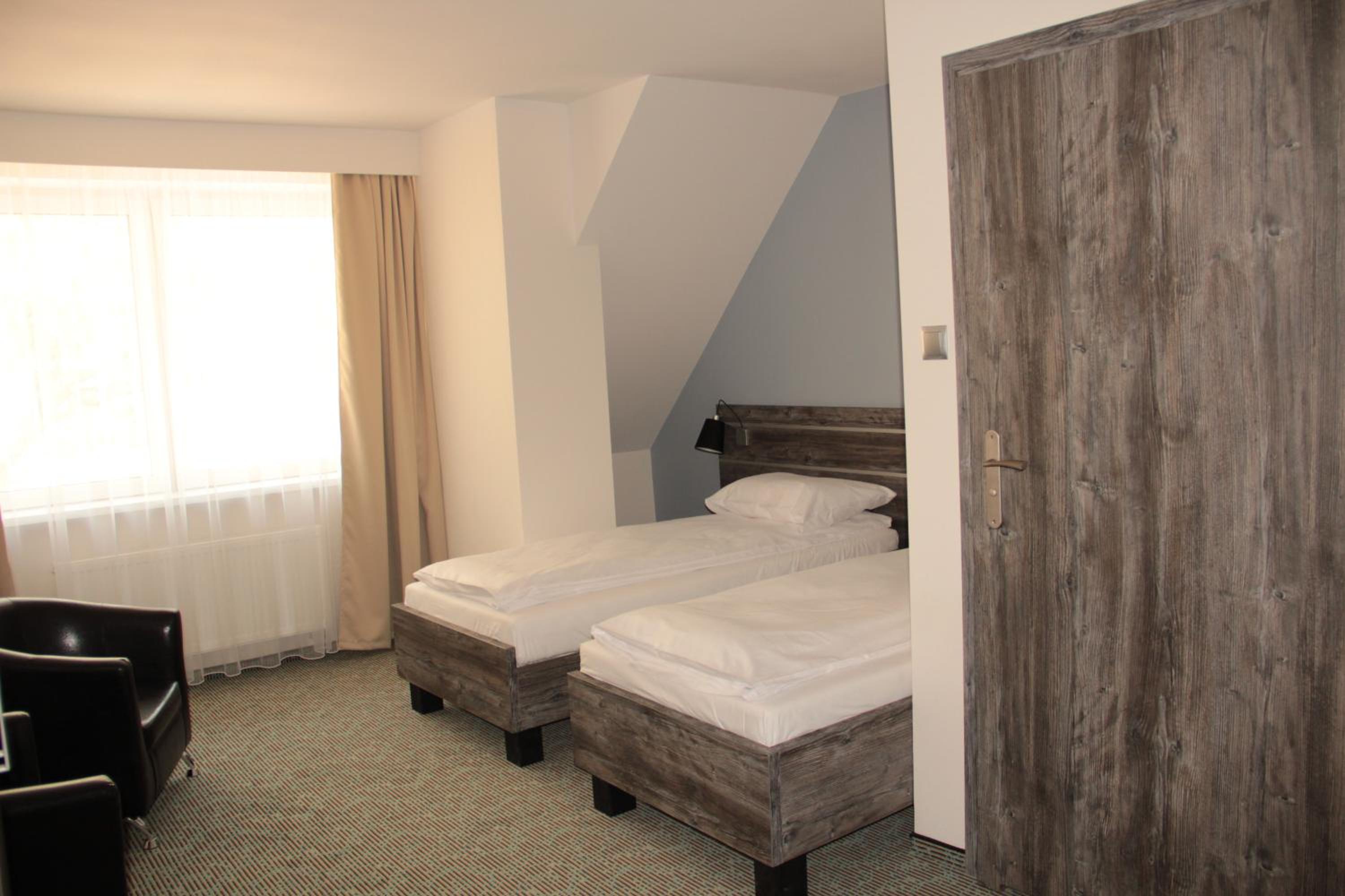 Deluxe Queen Room with Two Queen Beds - Photo 8