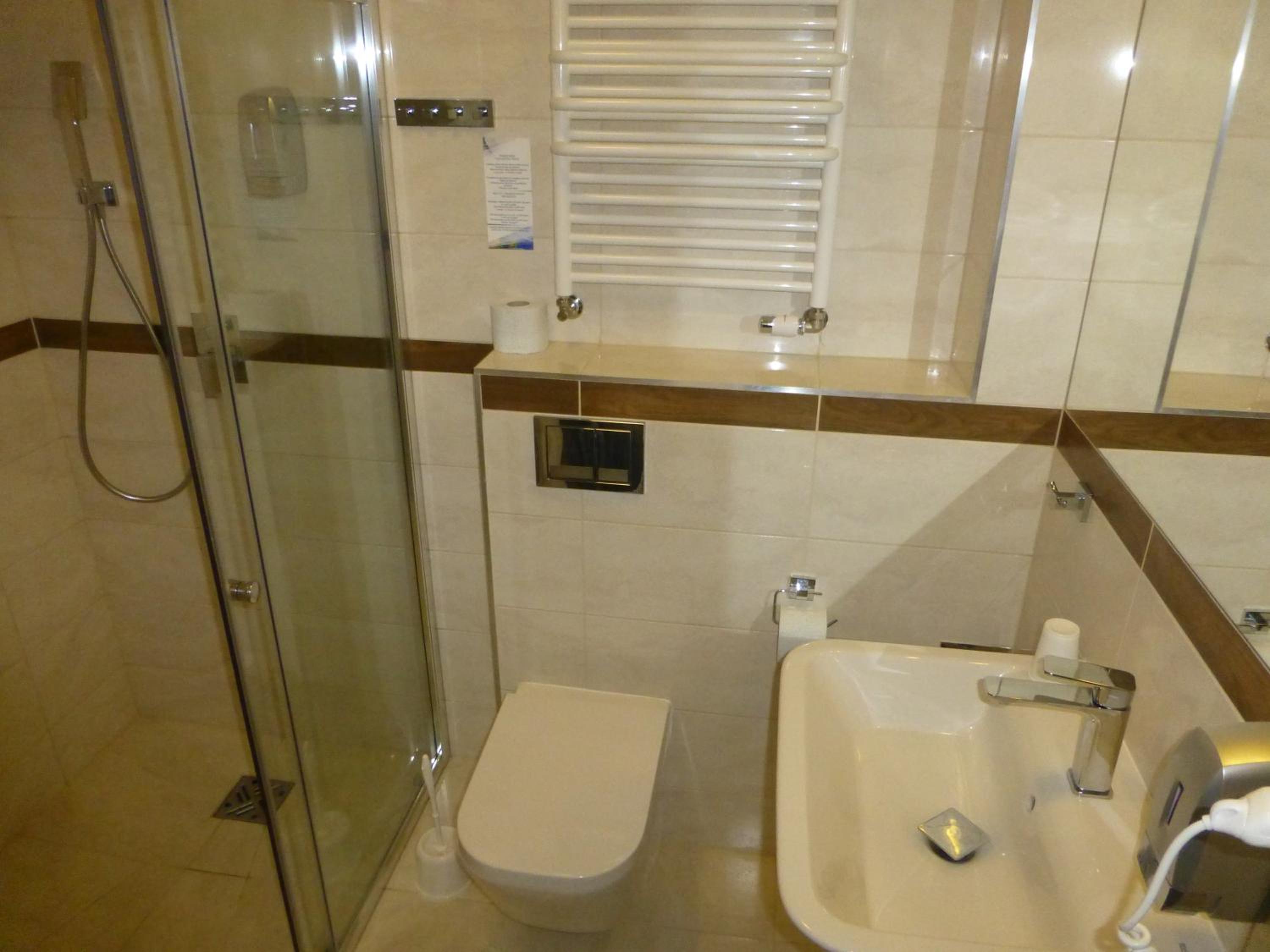 Deluxe Queen Room with Two Queen Beds - Photo 4