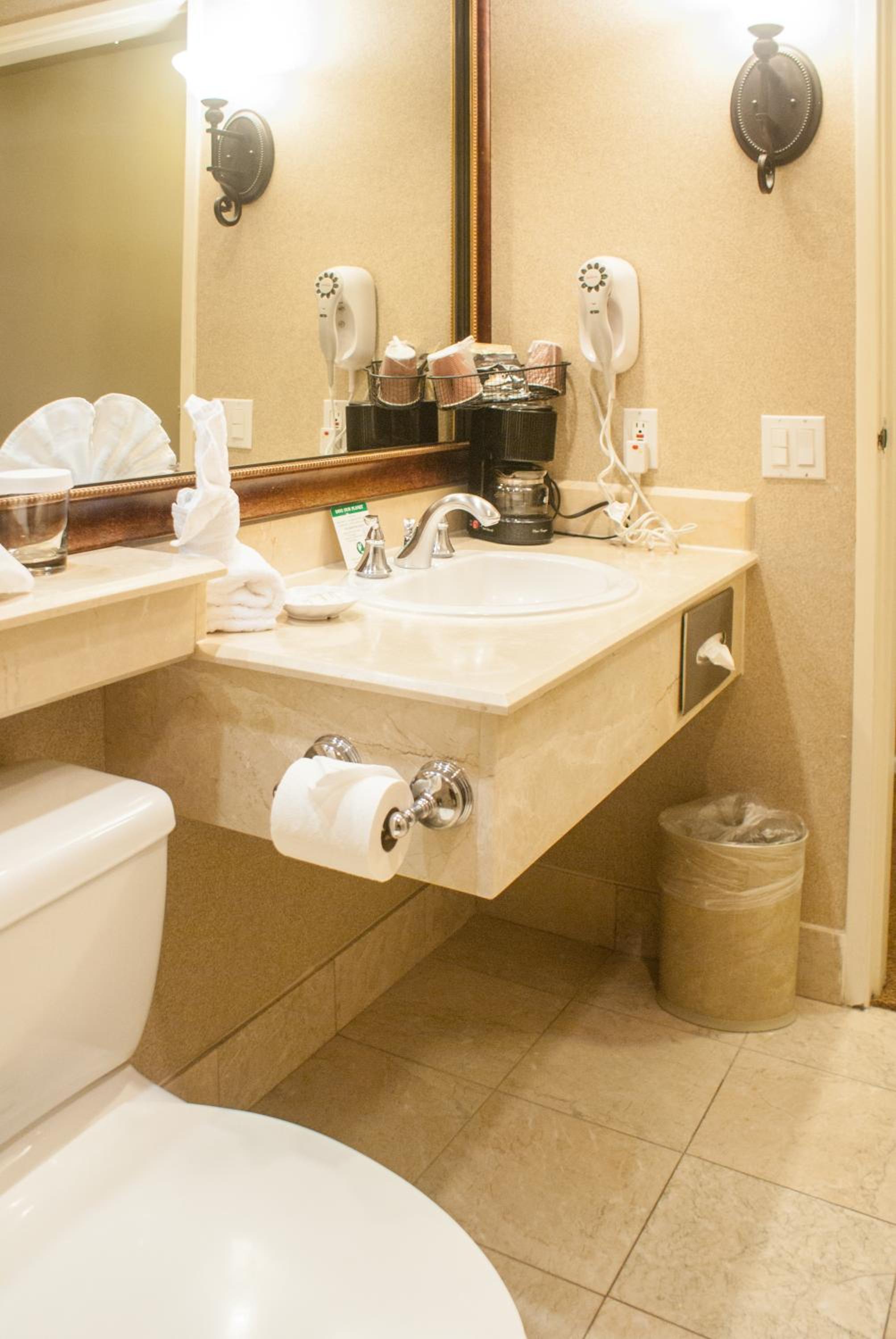 Double Room with City View - Photo 4