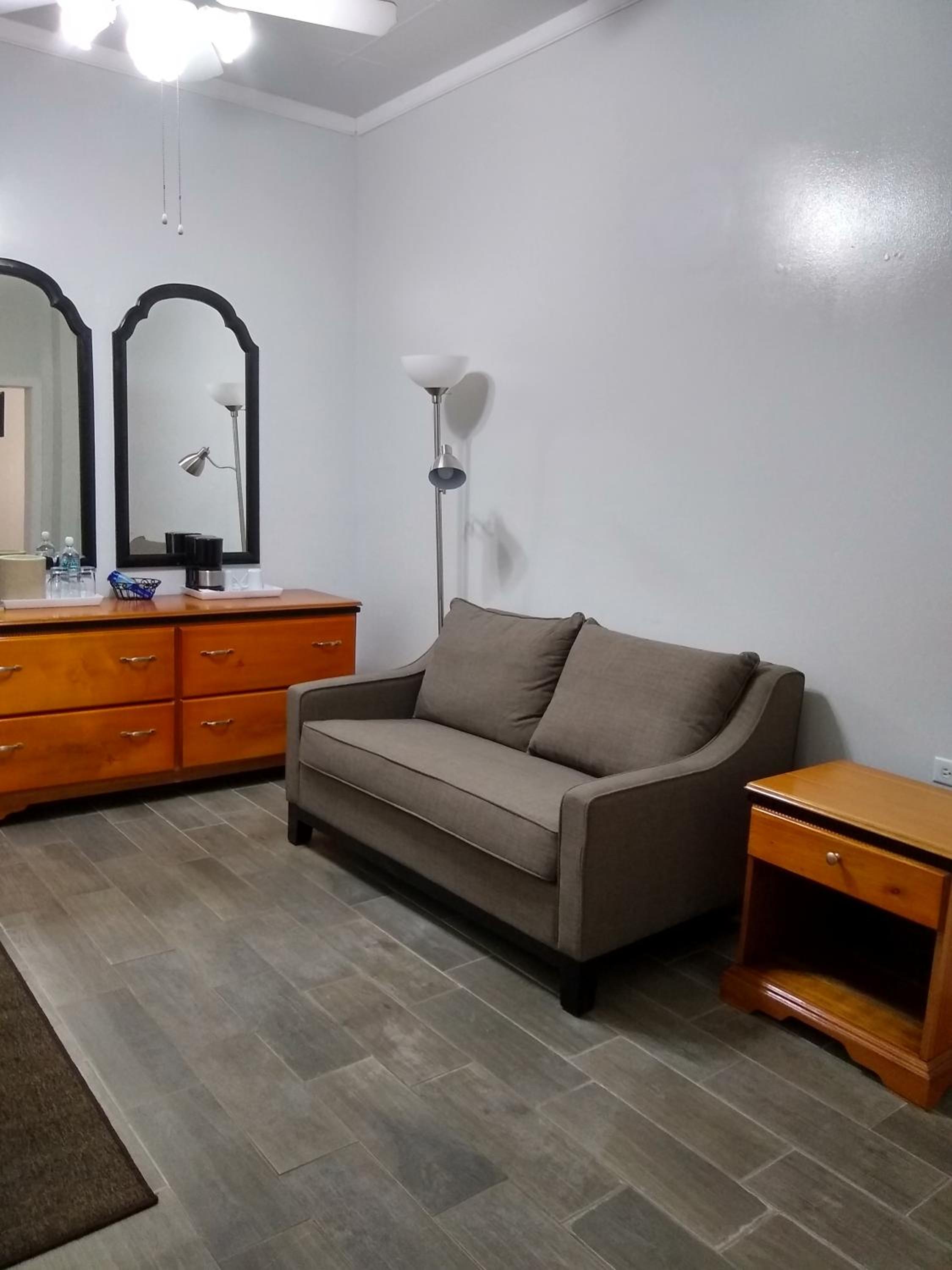 Superior Queen Room with Living Room (Lobby Entrance) - Photo 3