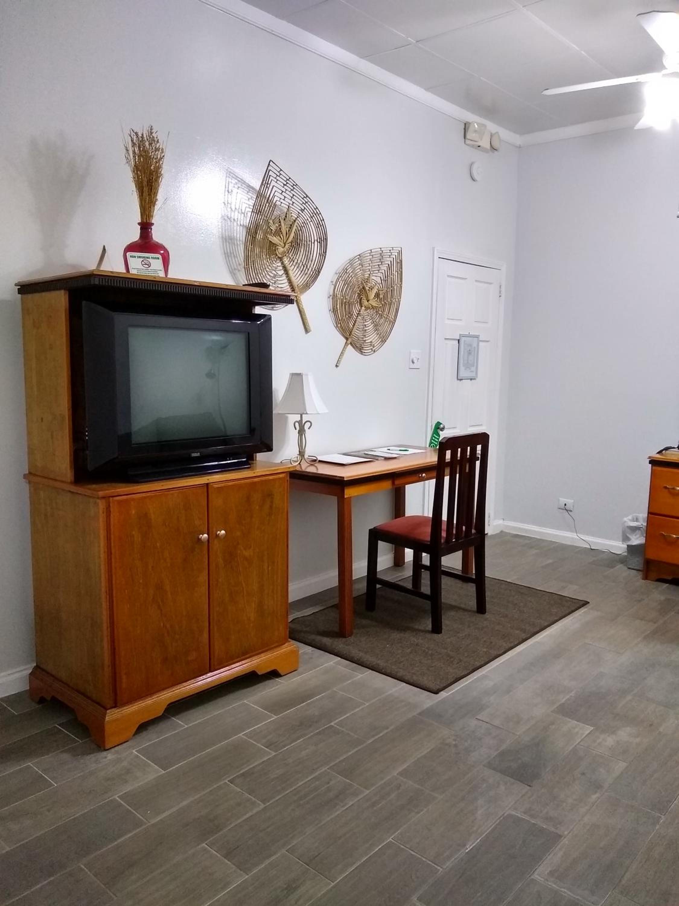 Superior Queen Room with Living Room (Lobby Entrance) - Photo 4