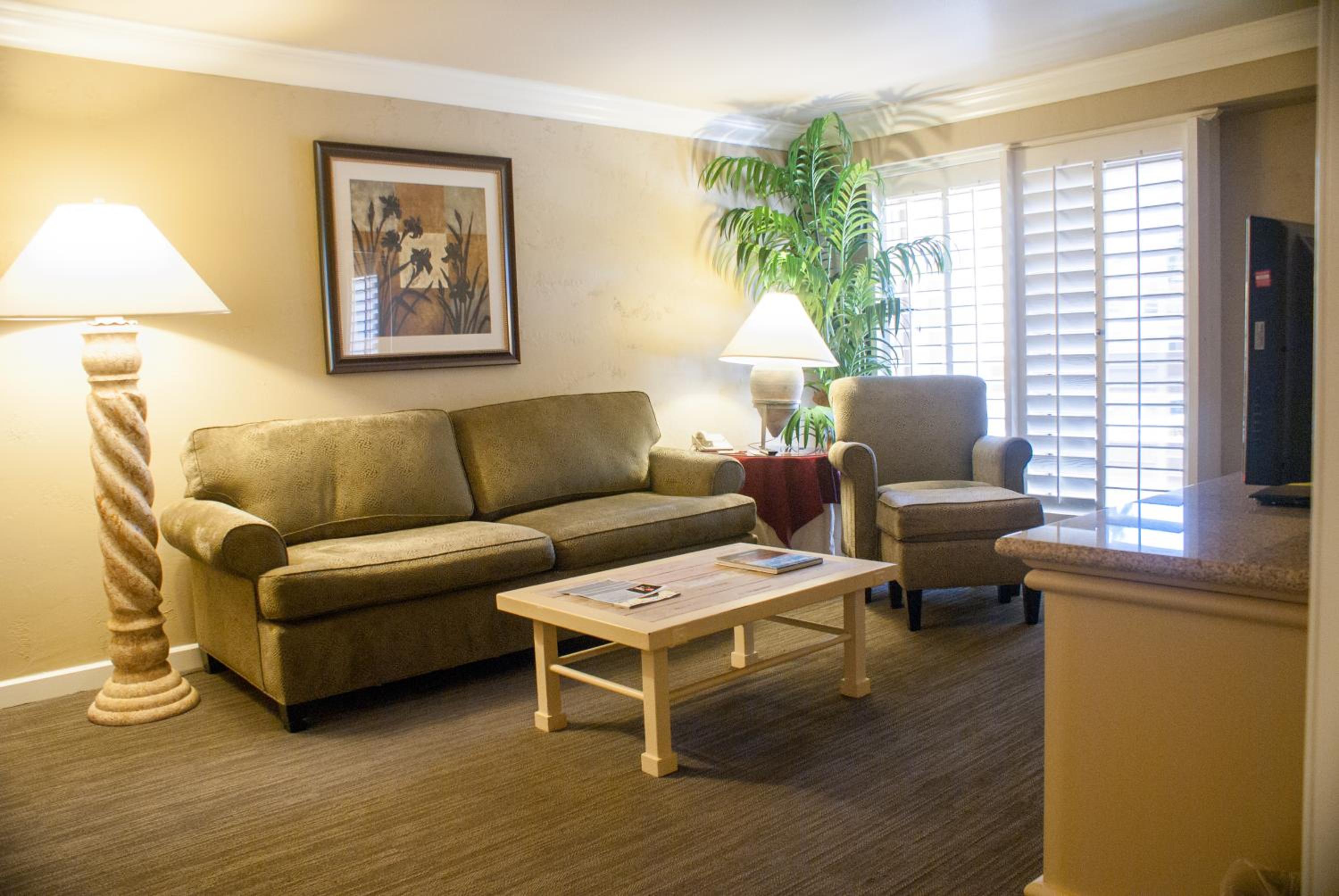 2 Queen Beds Suite - Photo 3