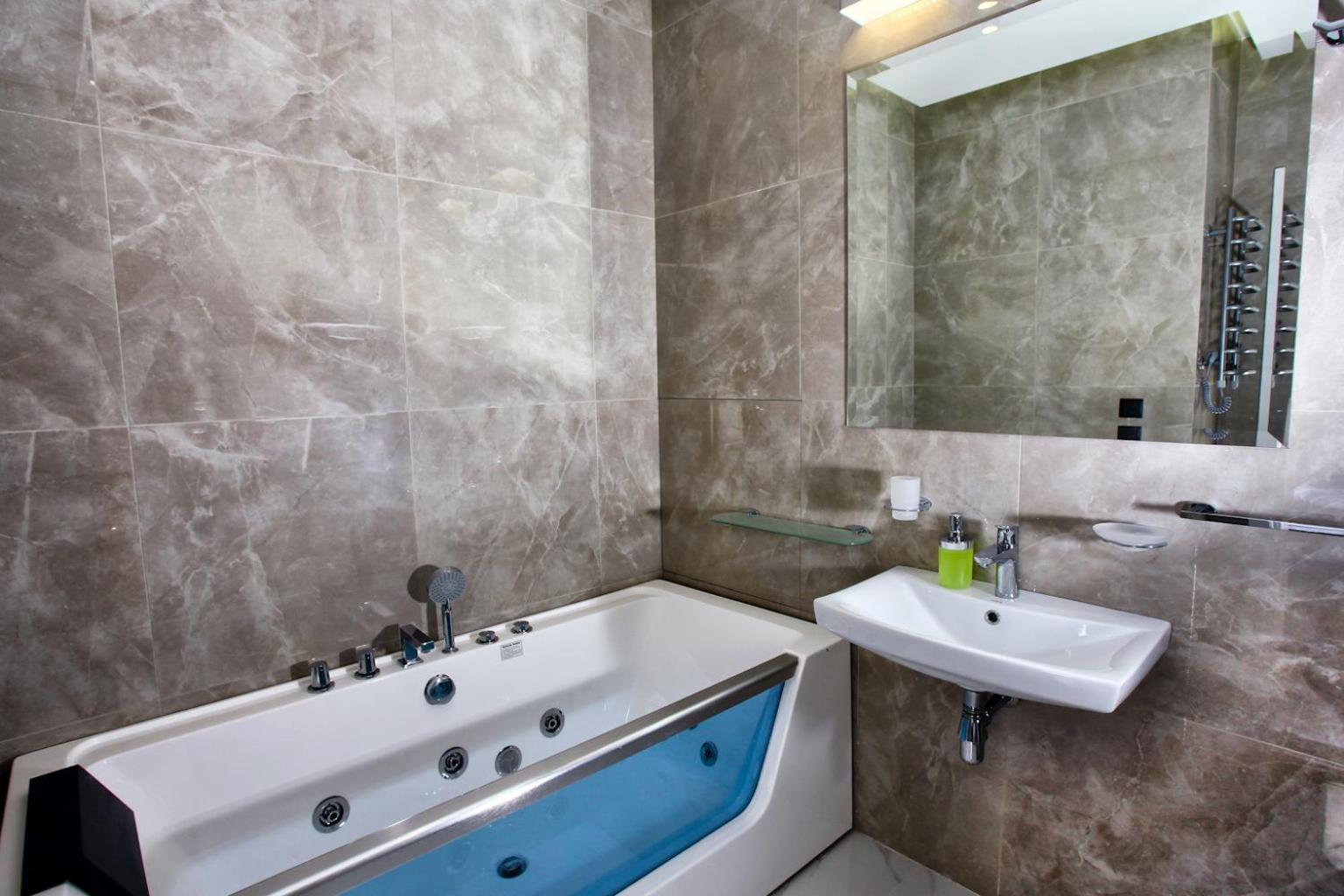 Studio Apartment with Jacuzzi