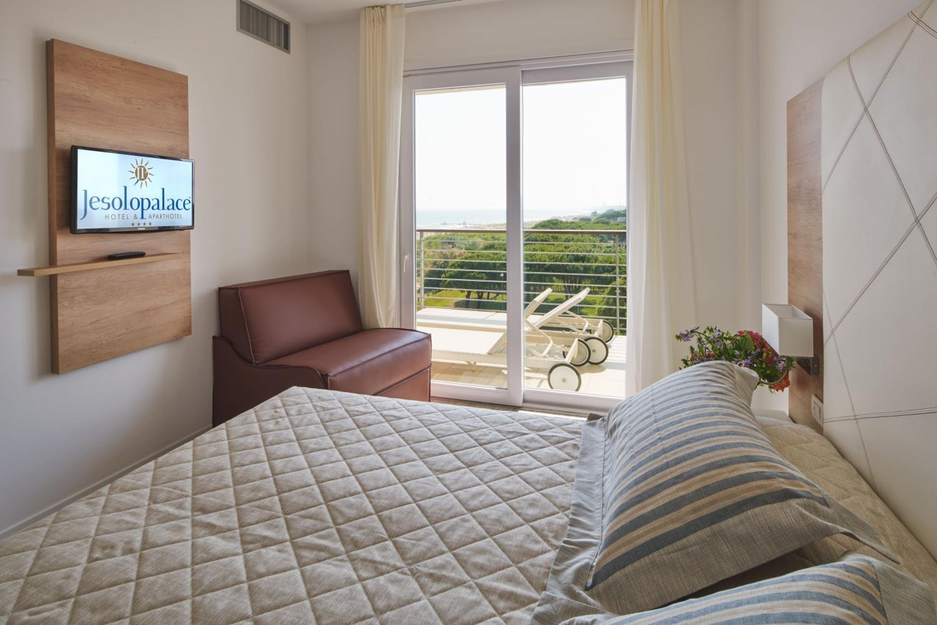 Deluxe Suite with Sea View photo 3