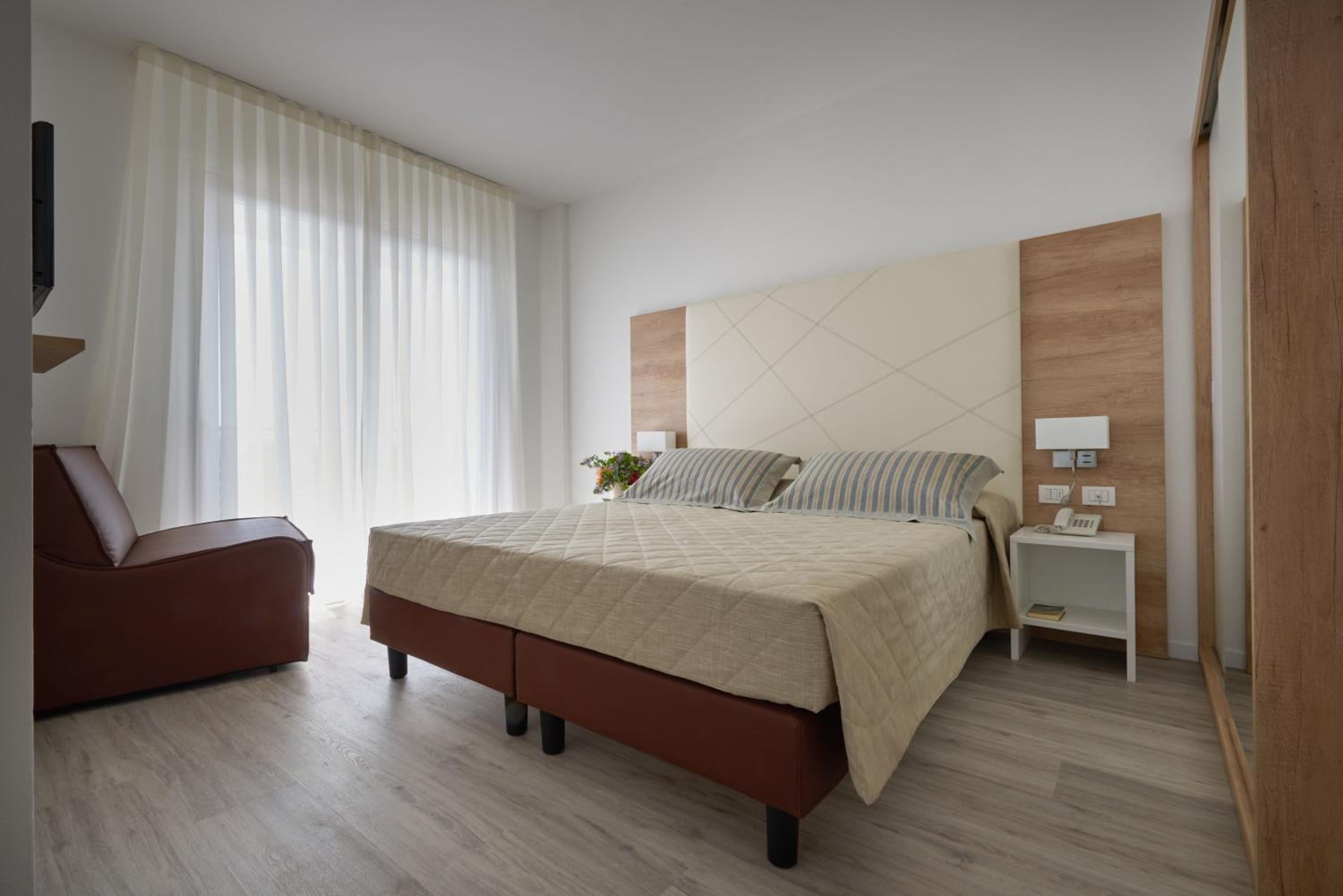 Deluxe Suite with Sea View photo 2