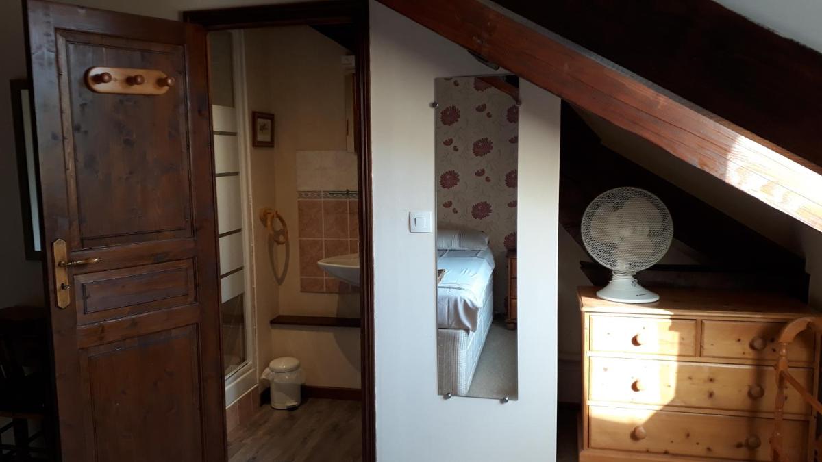 Family Room with Private Bathroom photo 3