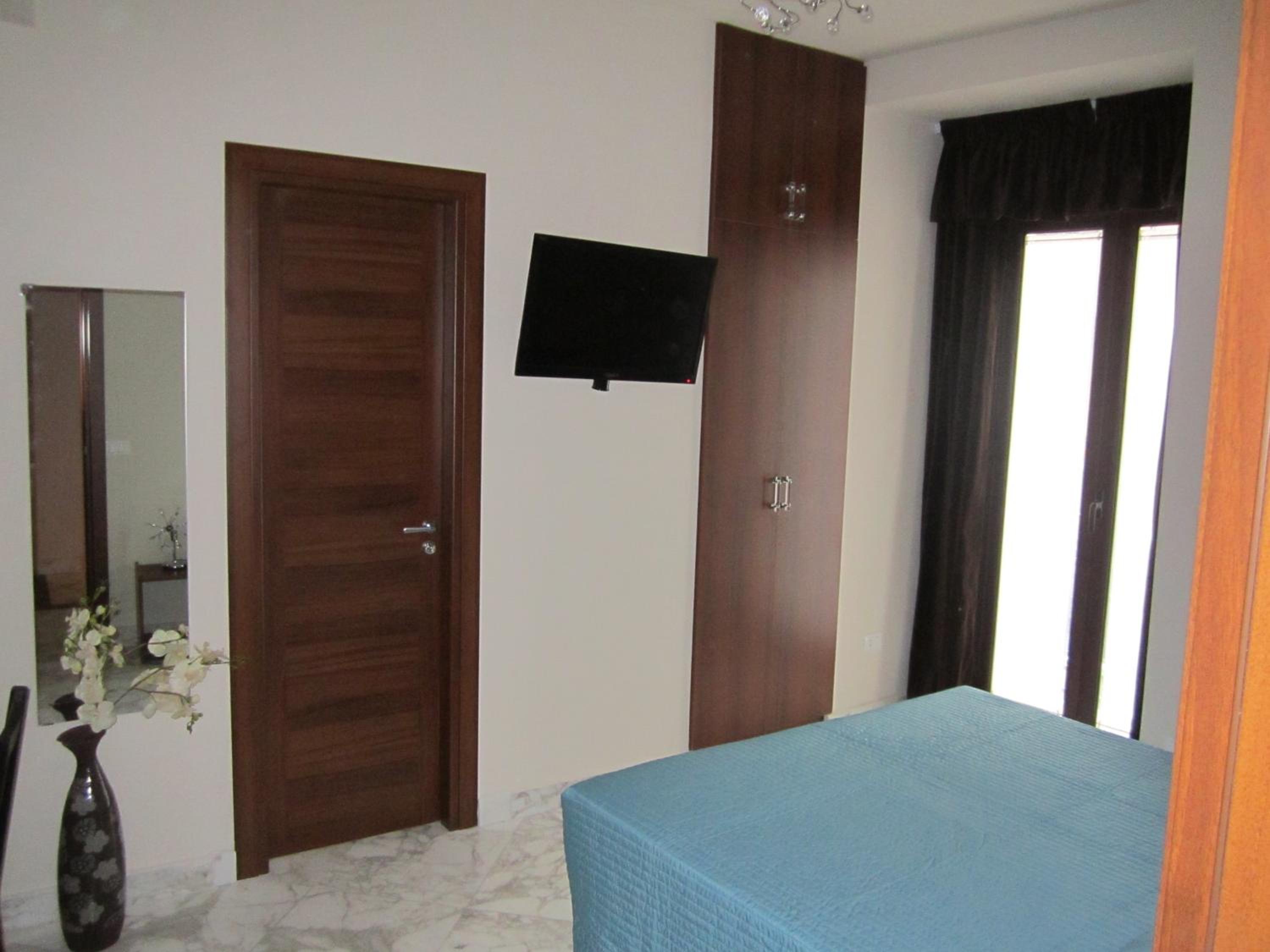Double Room with Balcony - Photo 11