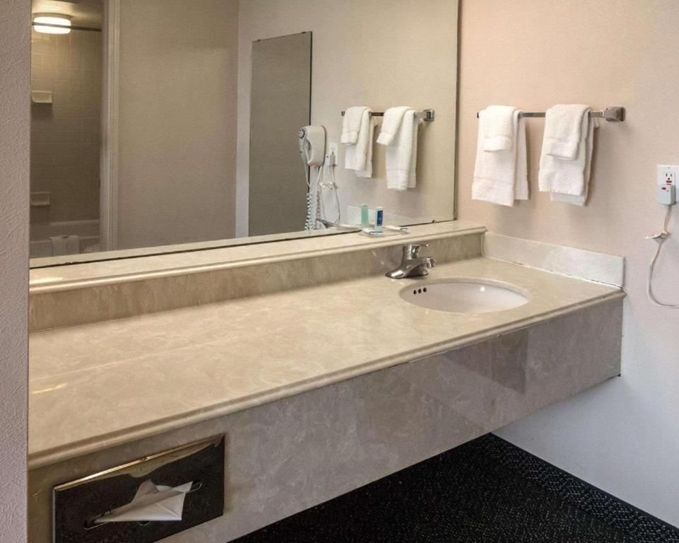 Deluxe Queen Room with Two Queen Beds - Photo 7