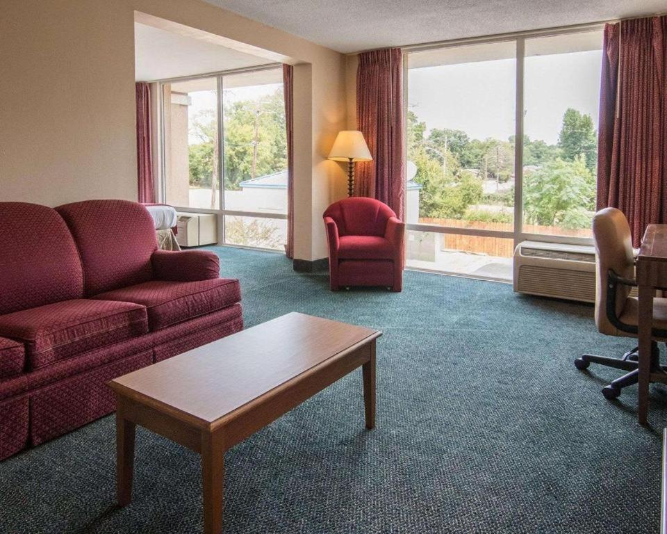 Executive Suite - Photo 3