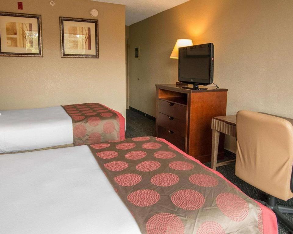 Deluxe Queen Room with Two Queen Beds - Photo 6