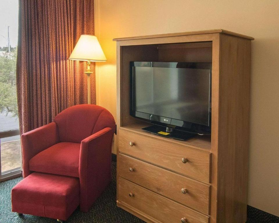 Executive Suite - Photo 6
