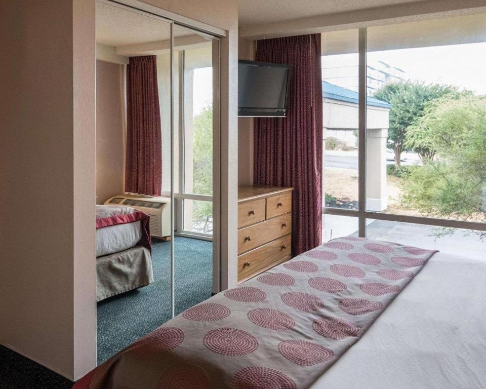 Executive Suite - Photo 5