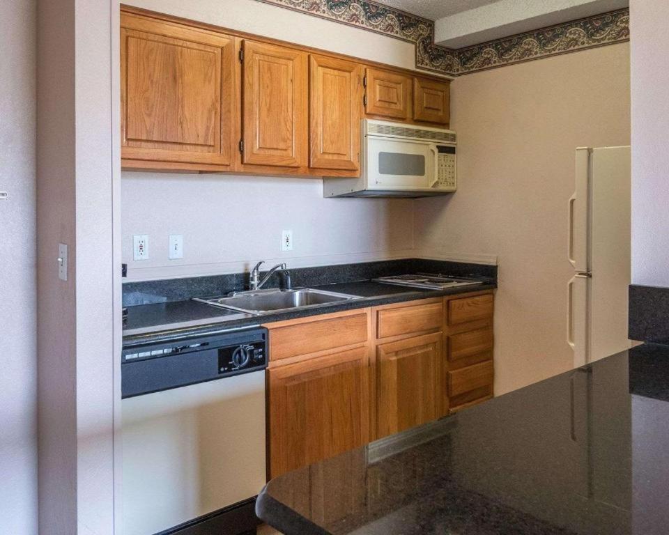 Executive Suite - Photo 4