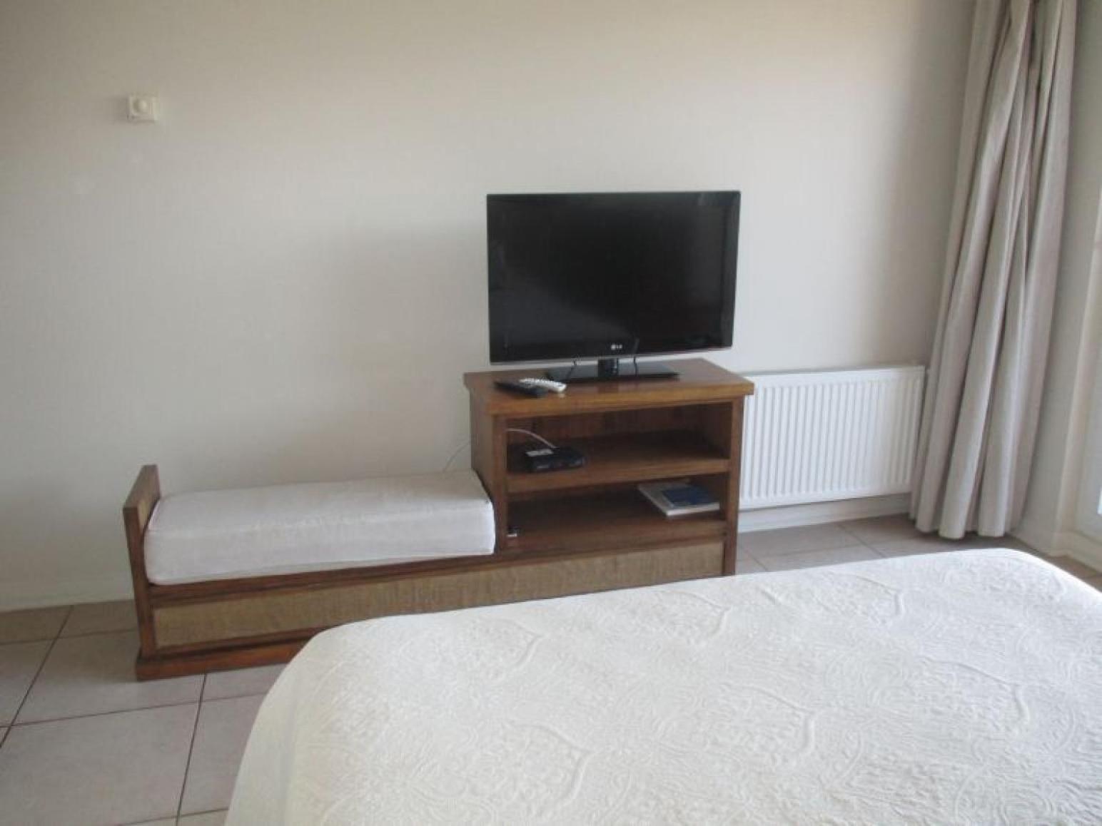 Three-Bedroom Apartment photo 2