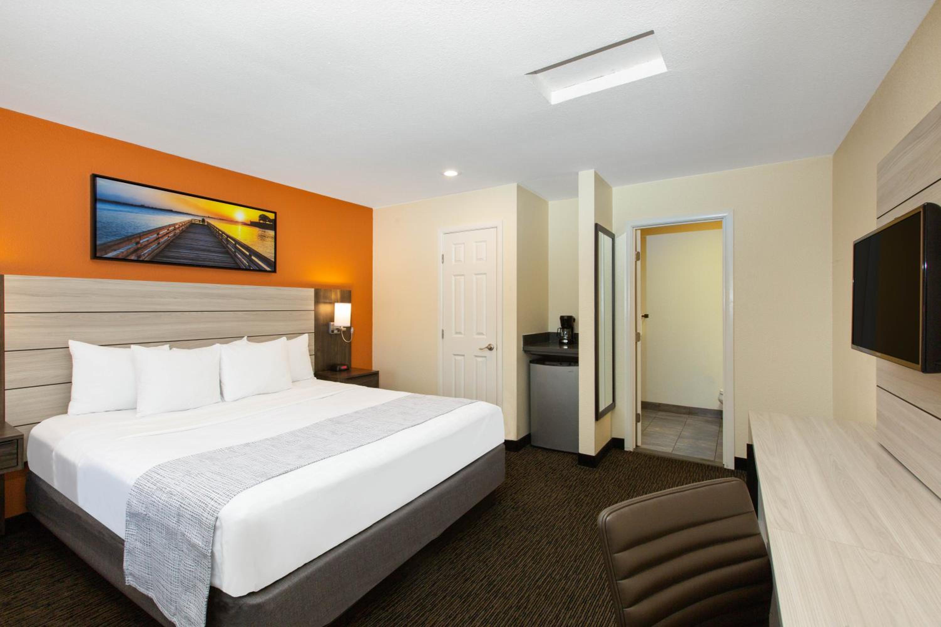 King Room - Non-Smoking - Photo 4