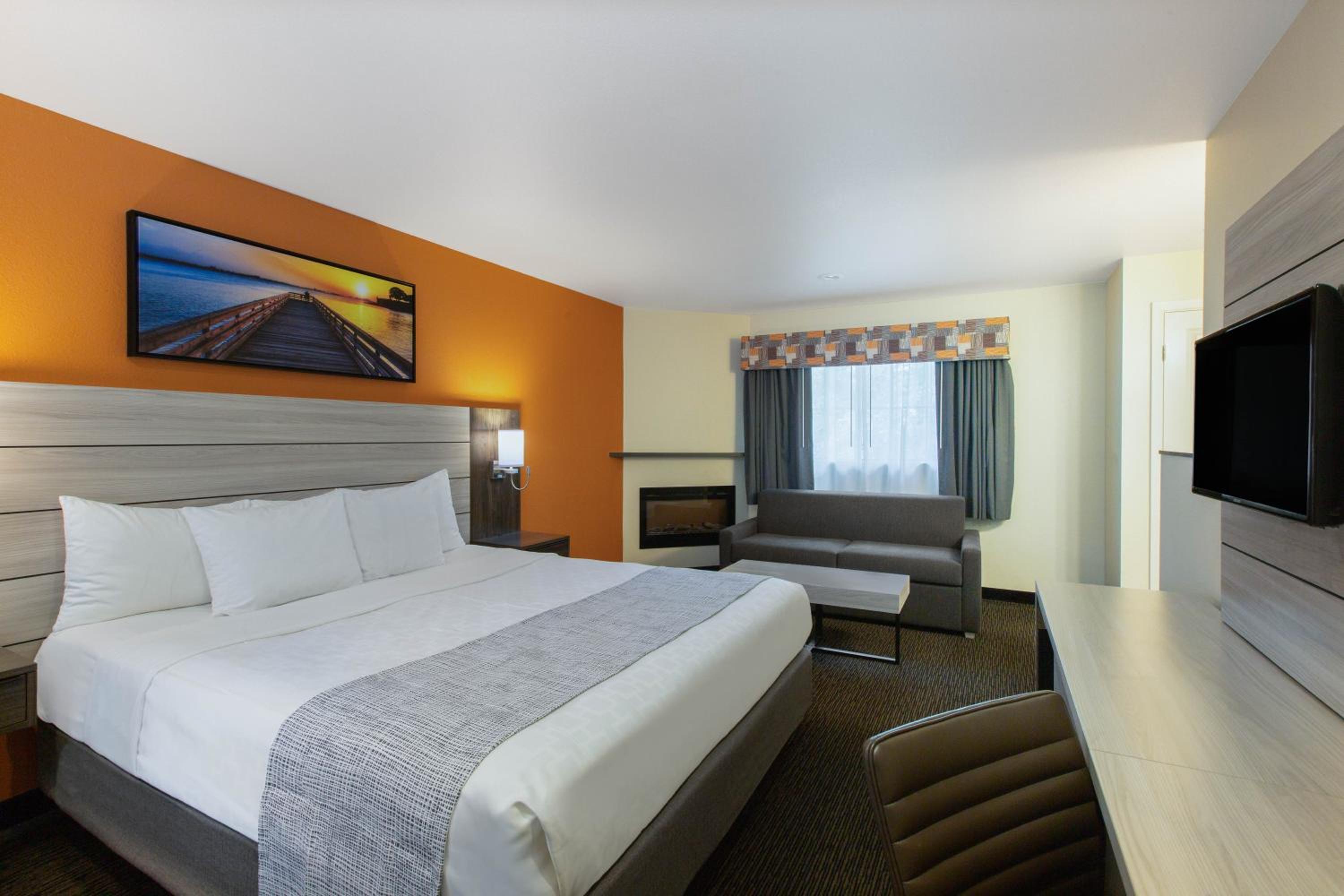 Deluxe King Room with Fireplace - Photo 3