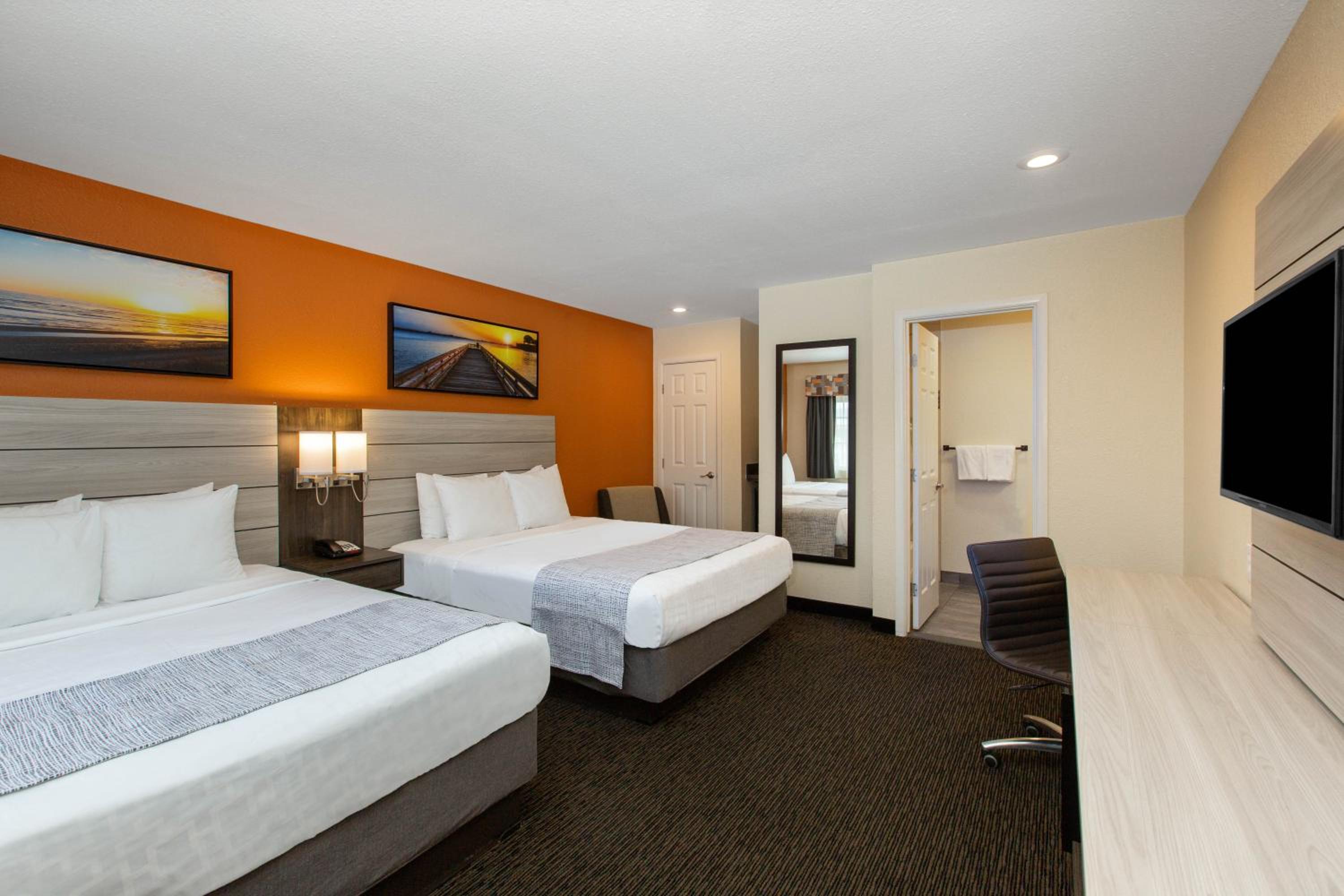 Queen Room with Two Queen Beds - Non-Smoking - Photo 2