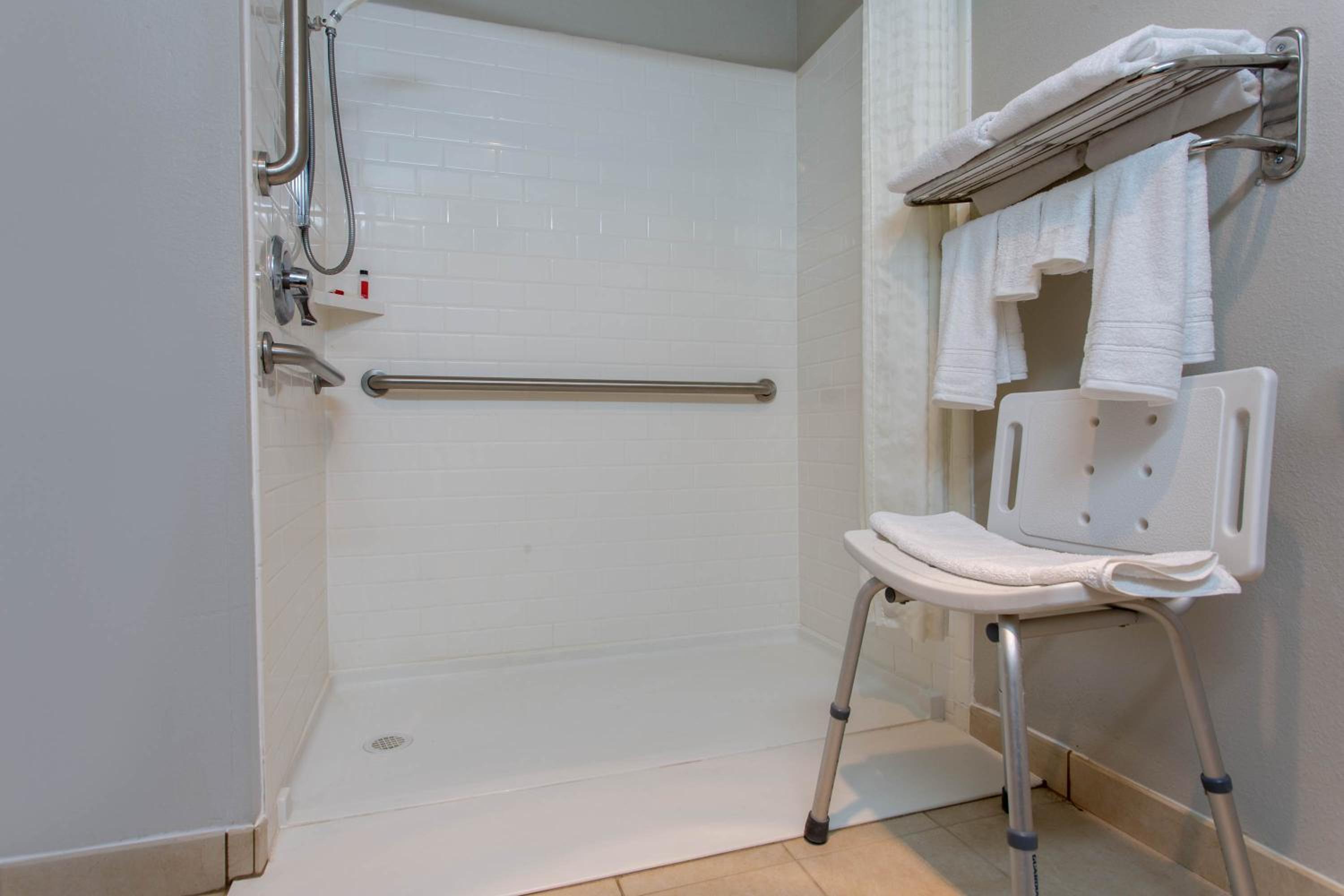 Queen Room with Two Queen Beds - Disability Access/Non-Smoking - Photo 2