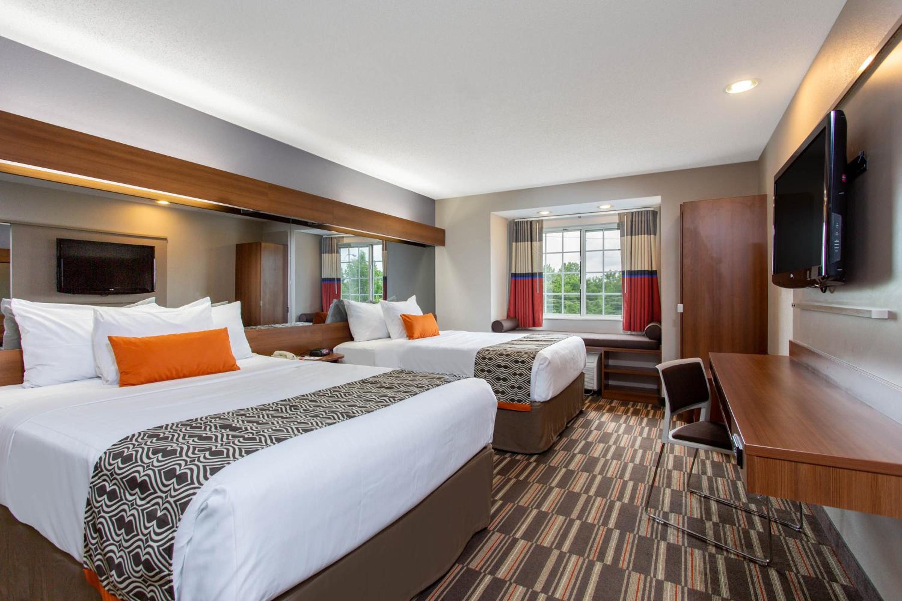Queen Room with Two Queen Beds - Non-Smoking - Photo 3
