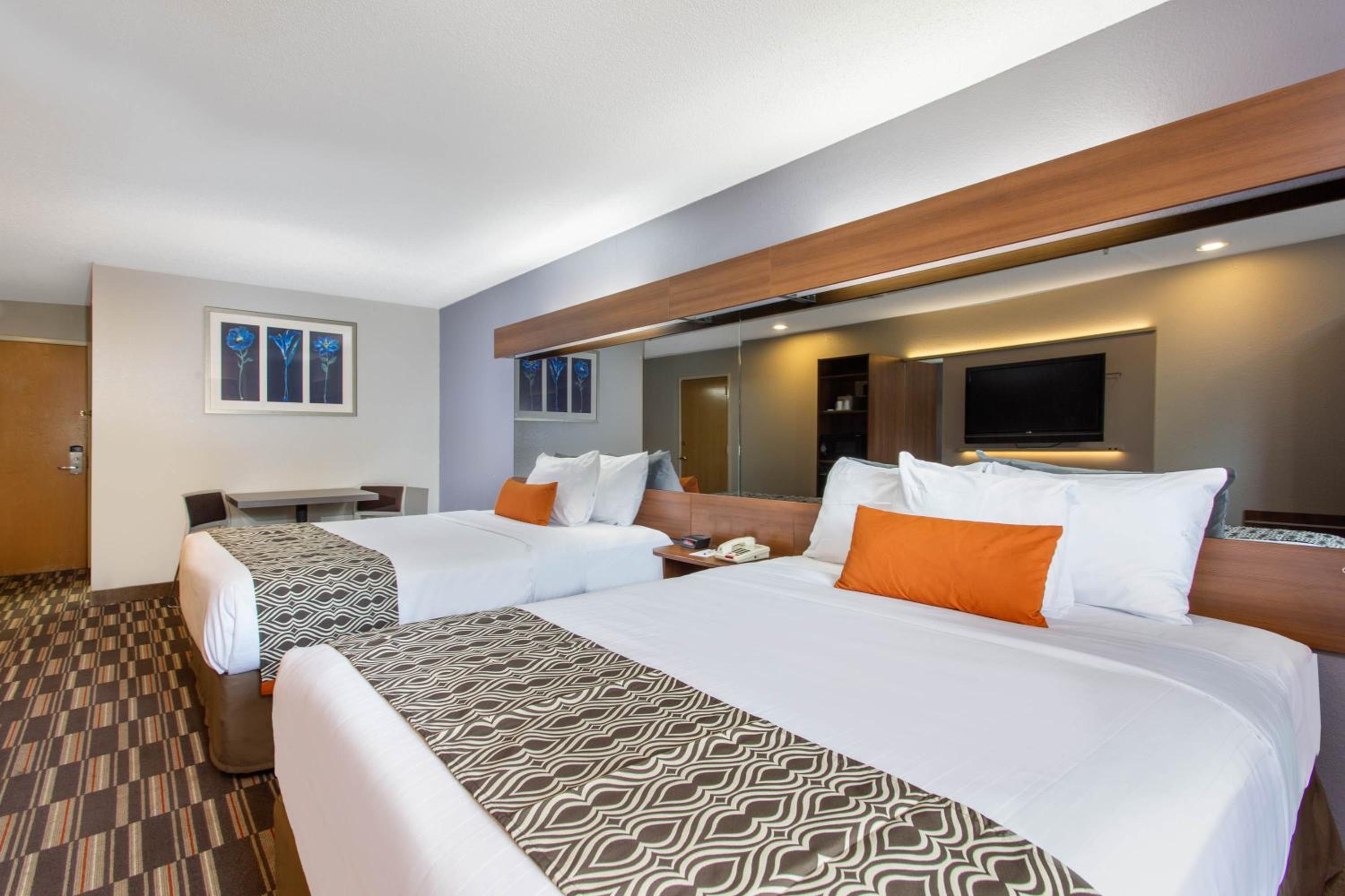 Queen Room with Two Queen Beds - Non-Smoking - Photo 1