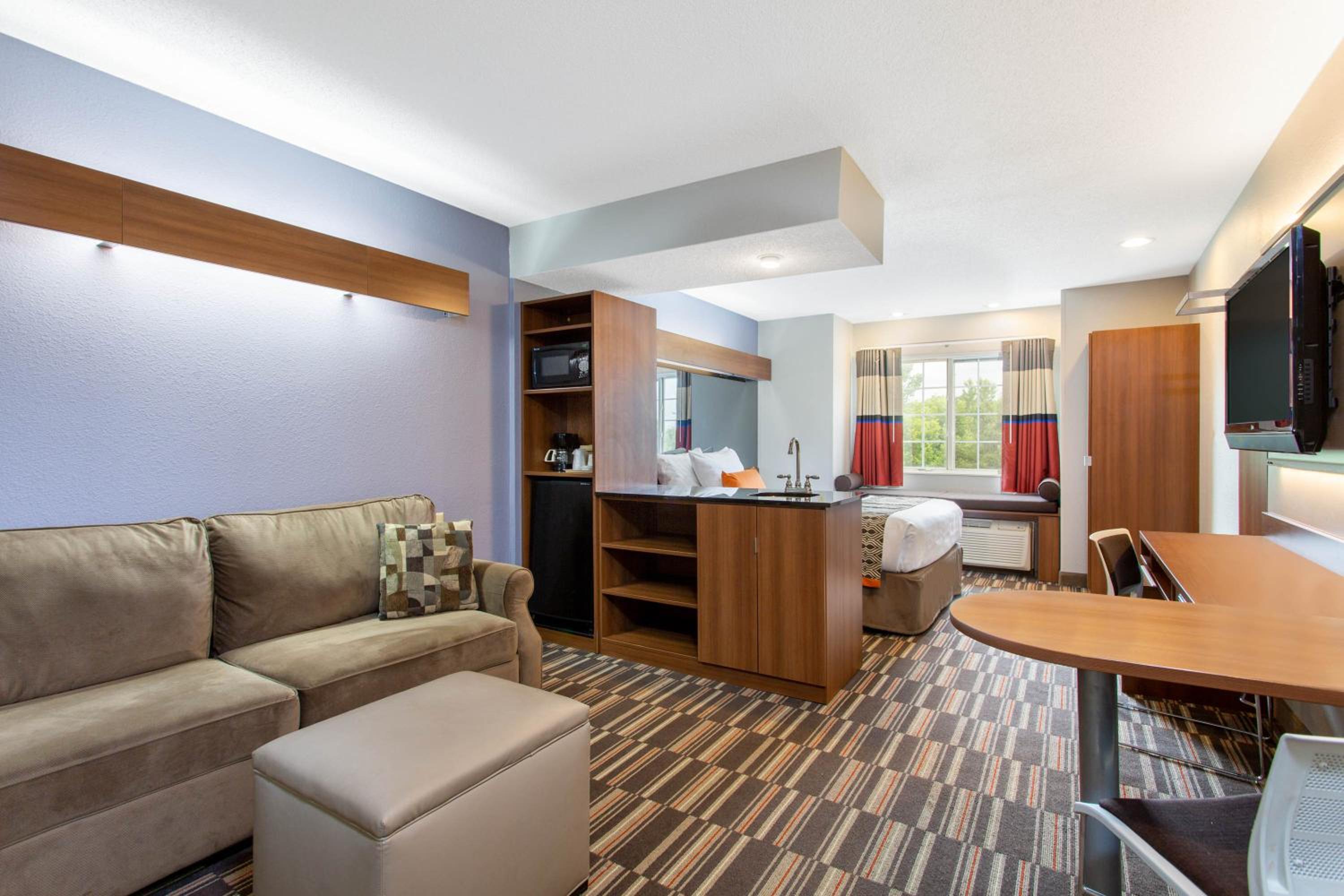 Queen Suite - Non-Smoking - Photo 2