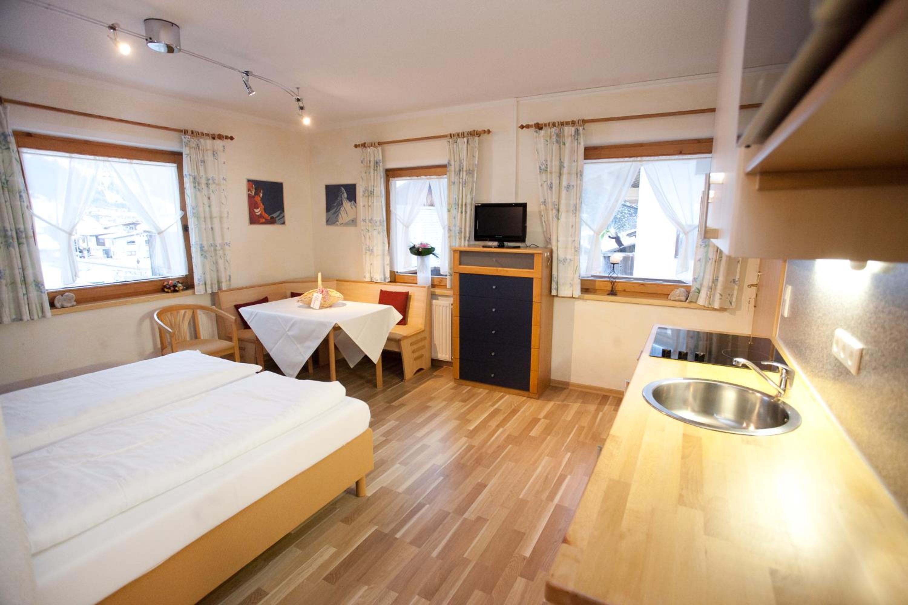 Studio (2 Adults) photo 2