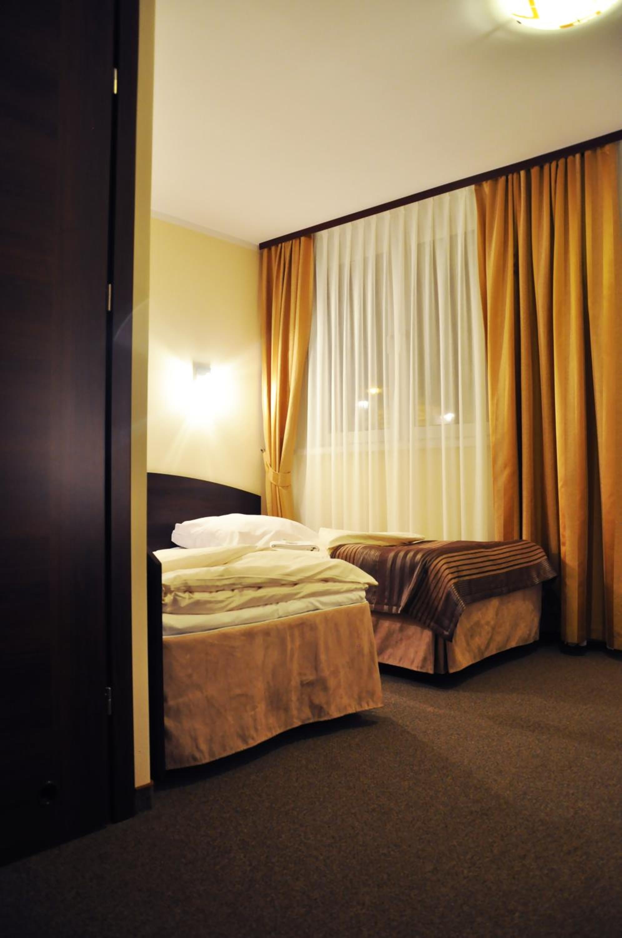 Budget Twin Room - Photo 2