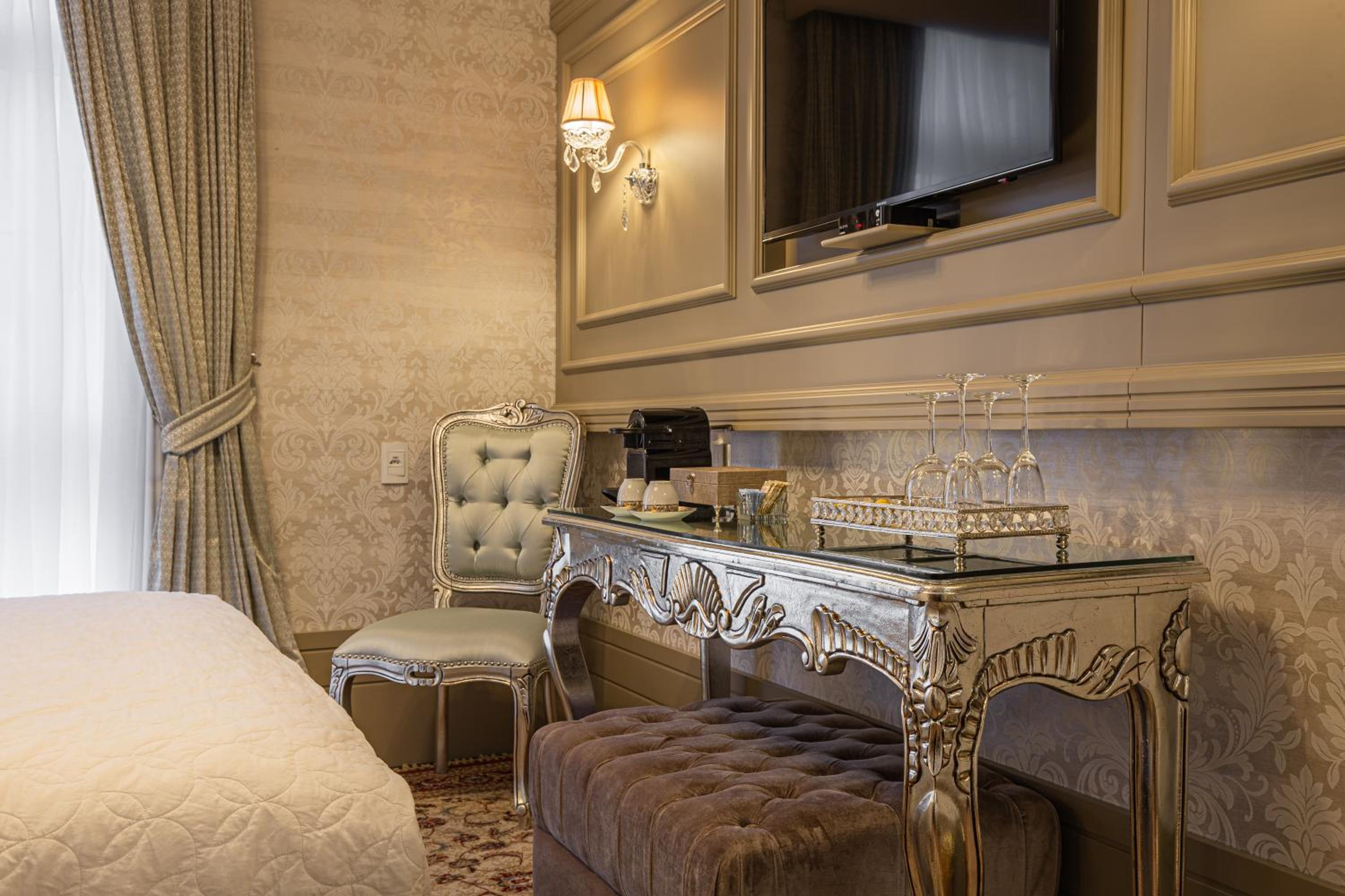 Deluxe Suite with Spa Bath
