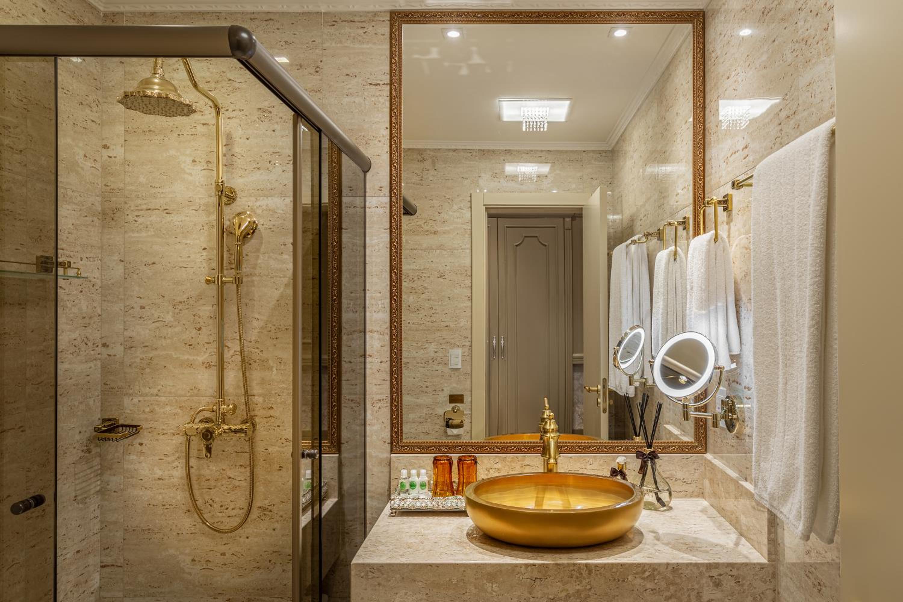 Deluxe Suite with Spa Bath thumbnail 5