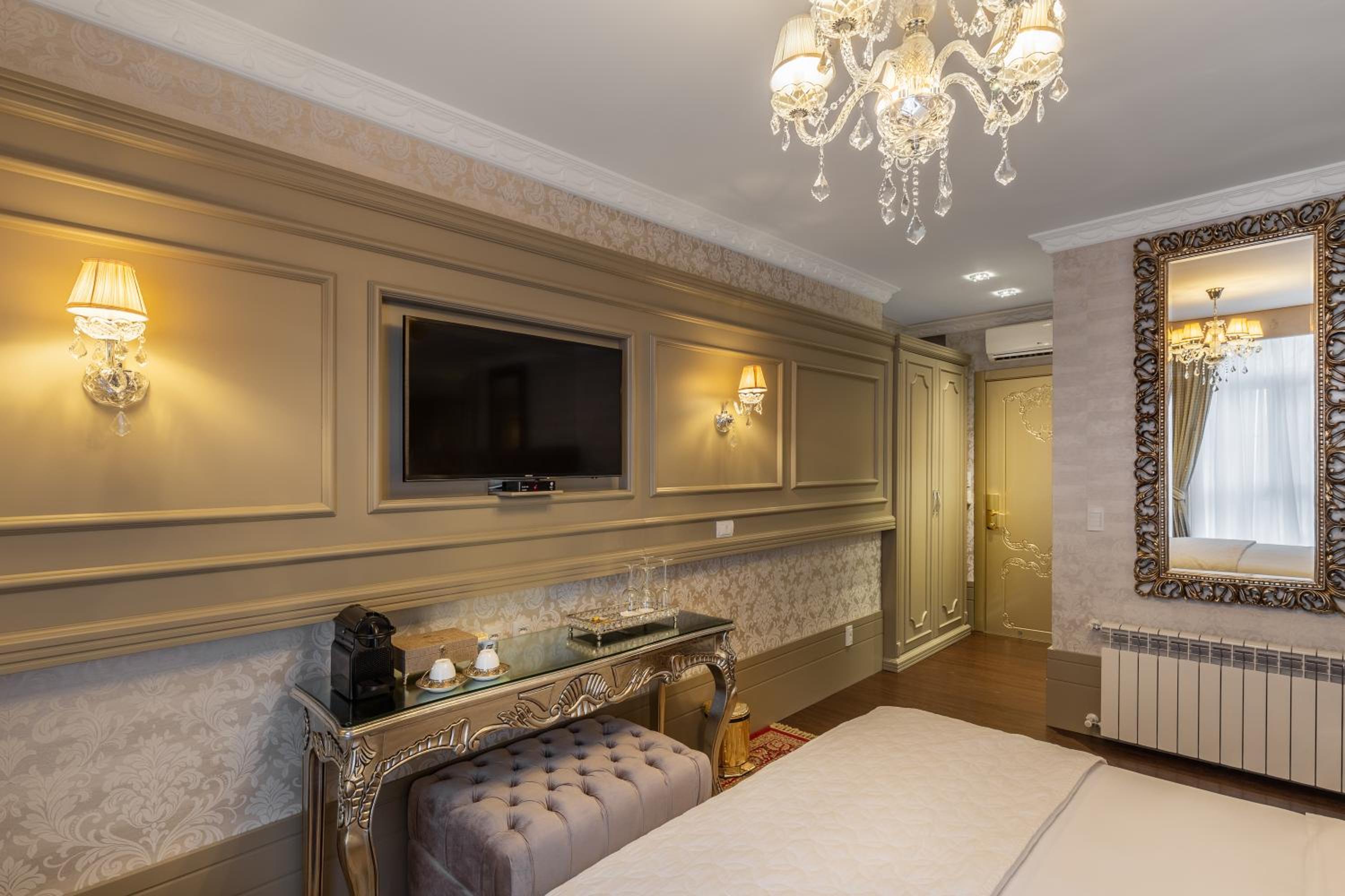 Deluxe Suite with Spa Bath