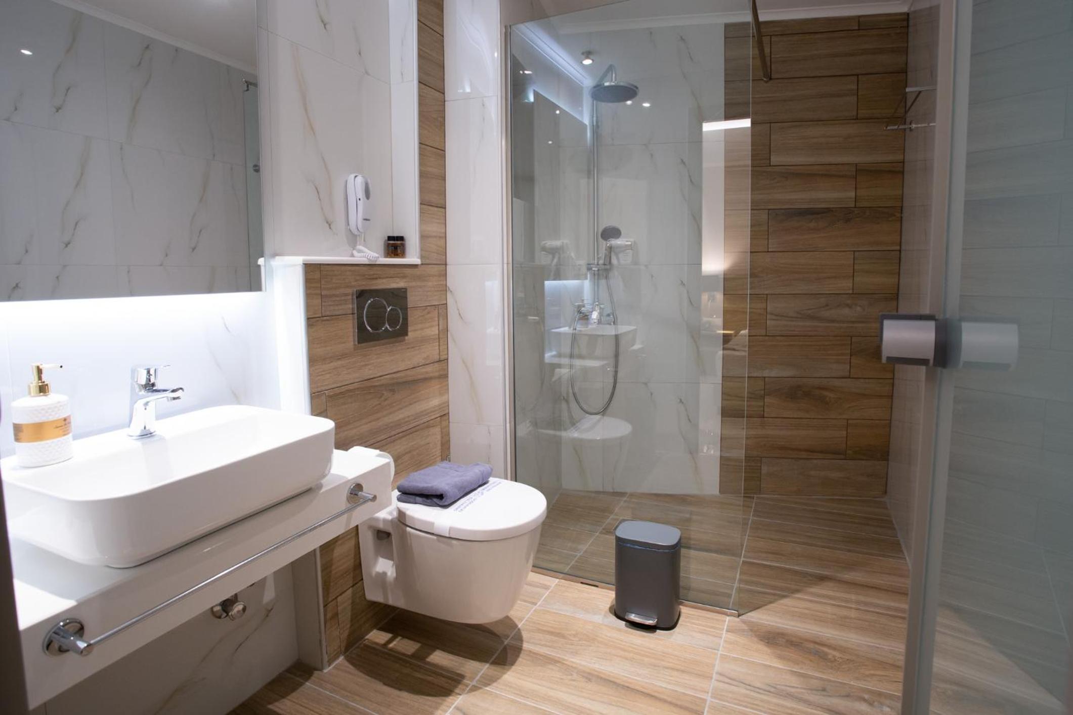 Double or Twin Room - Photo 8
