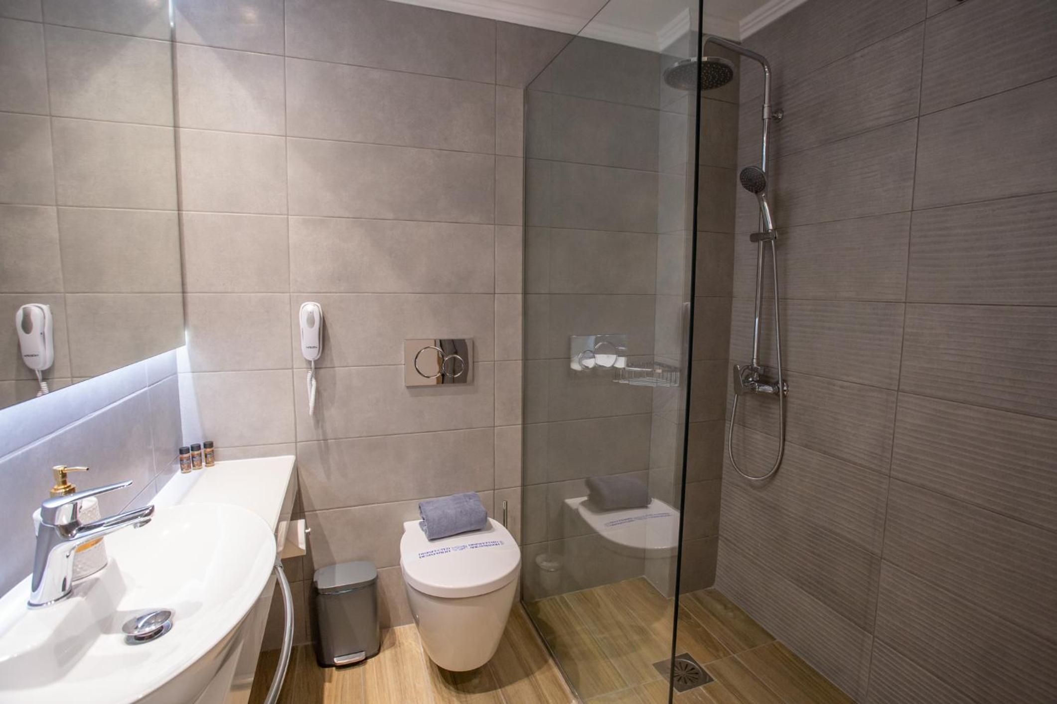 Double or Twin Room - Photo 7