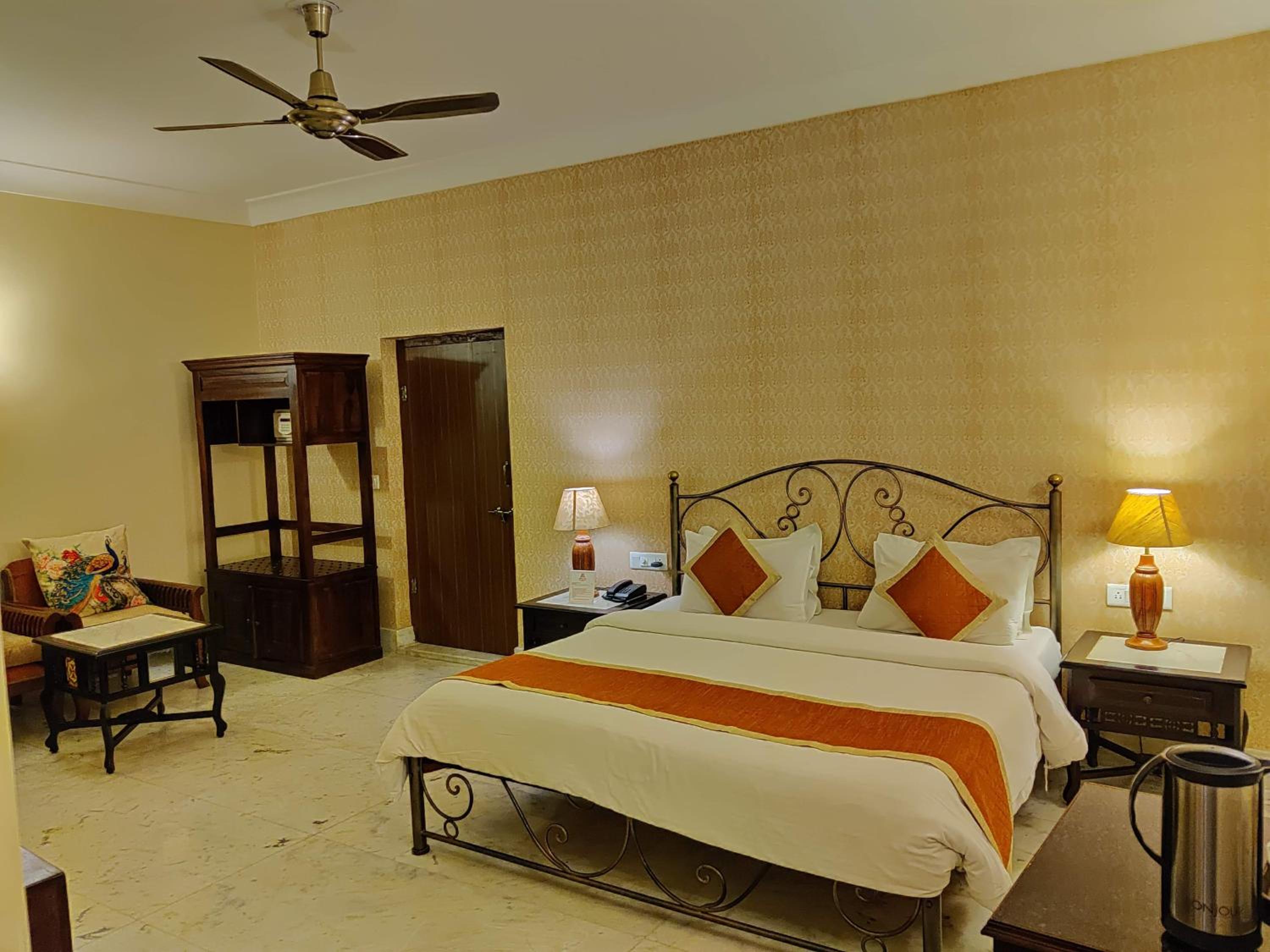 Junior Suite – Includes free pickup from airport/ train station / bus station via tuk-tuk, & a dedicated travel desk to assist with local sightseeing tours, intercity travel arrangements & activities. - Photo 14