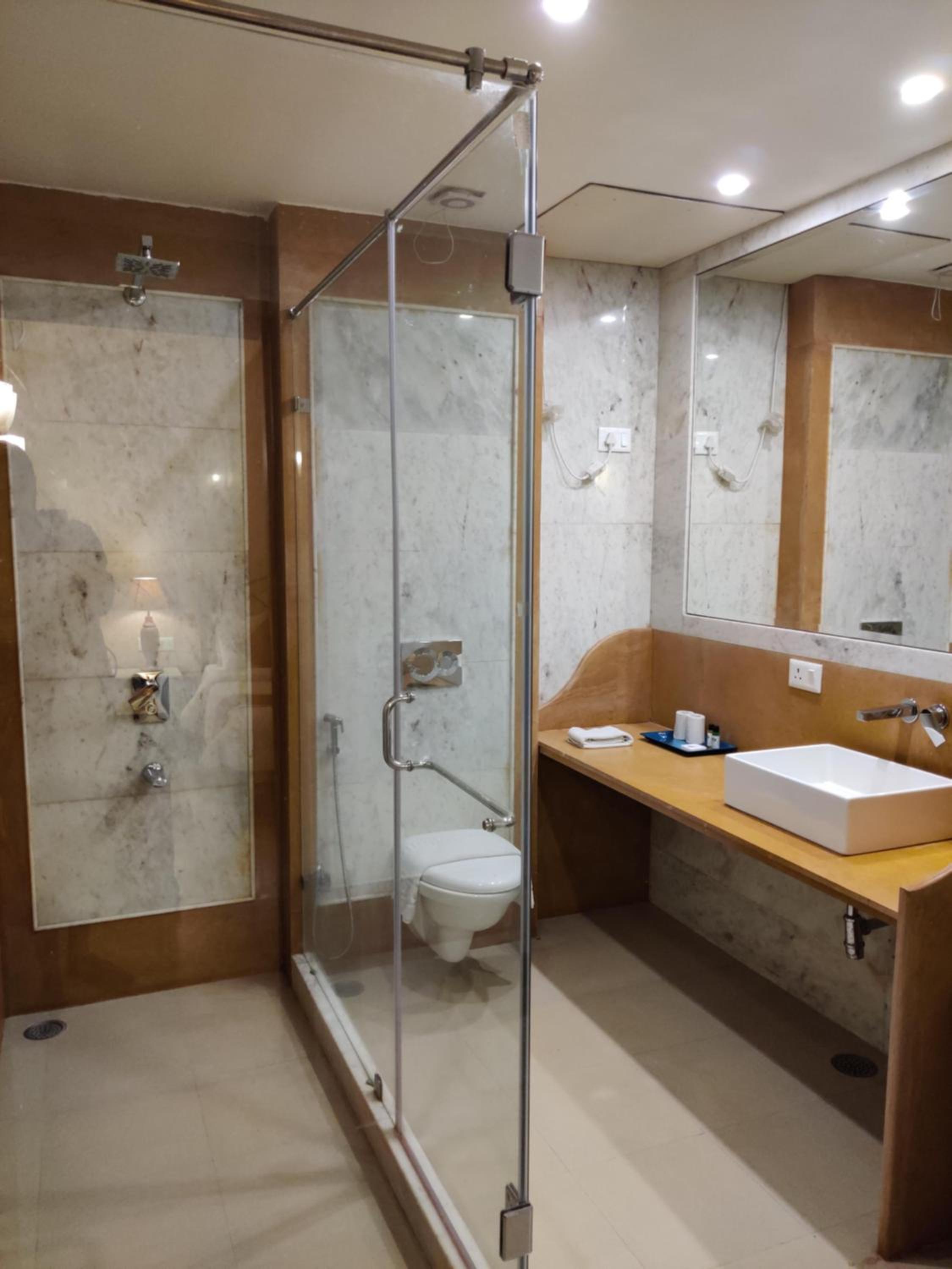 Junior Suite – Includes free pickup from airport/ train station / bus station via tuk-tuk, & a dedicated travel desk to assist with local sightseeing tours, intercity travel arrangements & activities. - Photo 17
