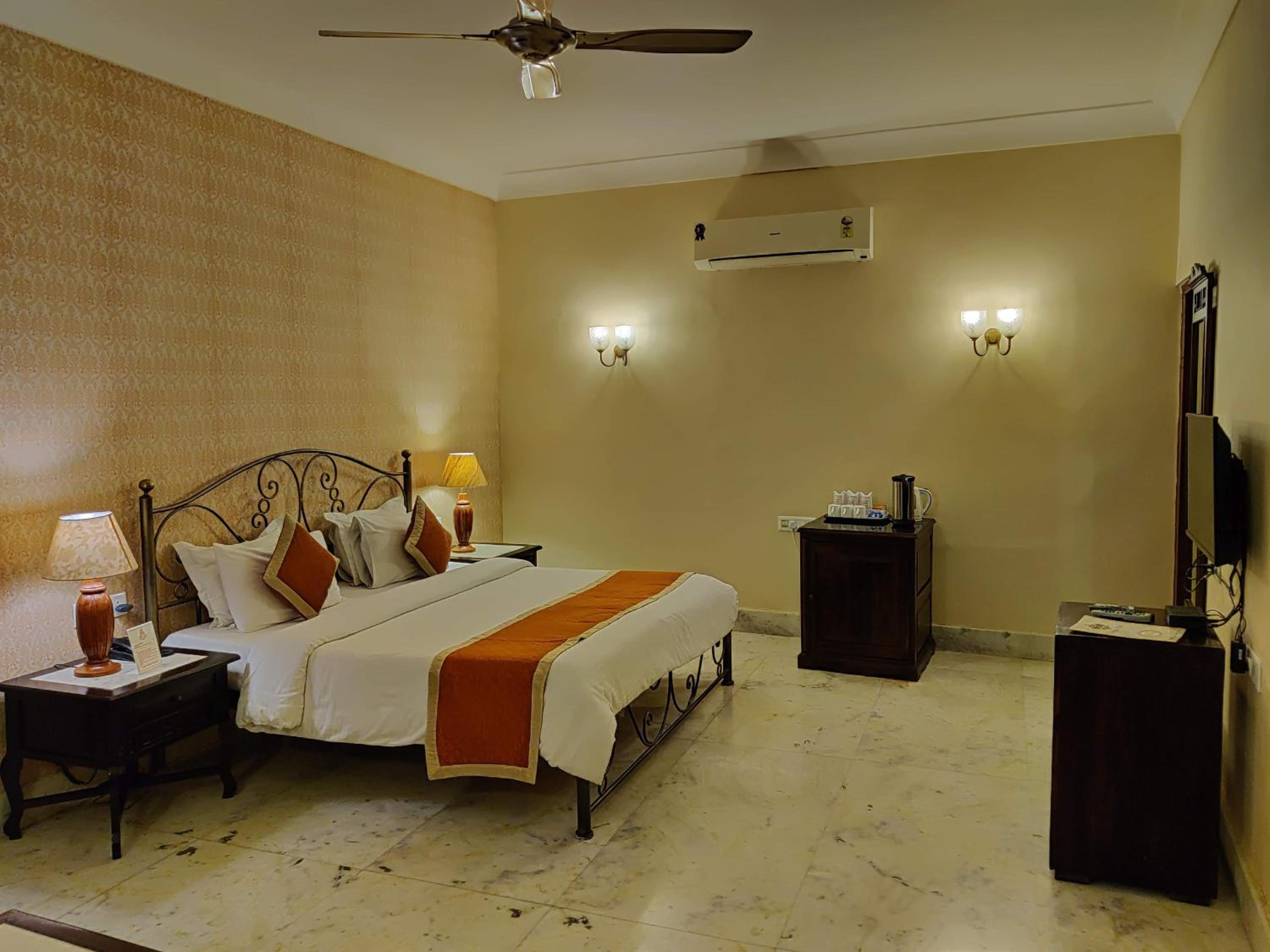 Deluxe Triple Room - Includes free pickup from airport/ train station / bus station via tuk-tuk, & a dedicated travel desk to assist with local sightseeing tours, intercity travel arrangements & activities. - Photo 8